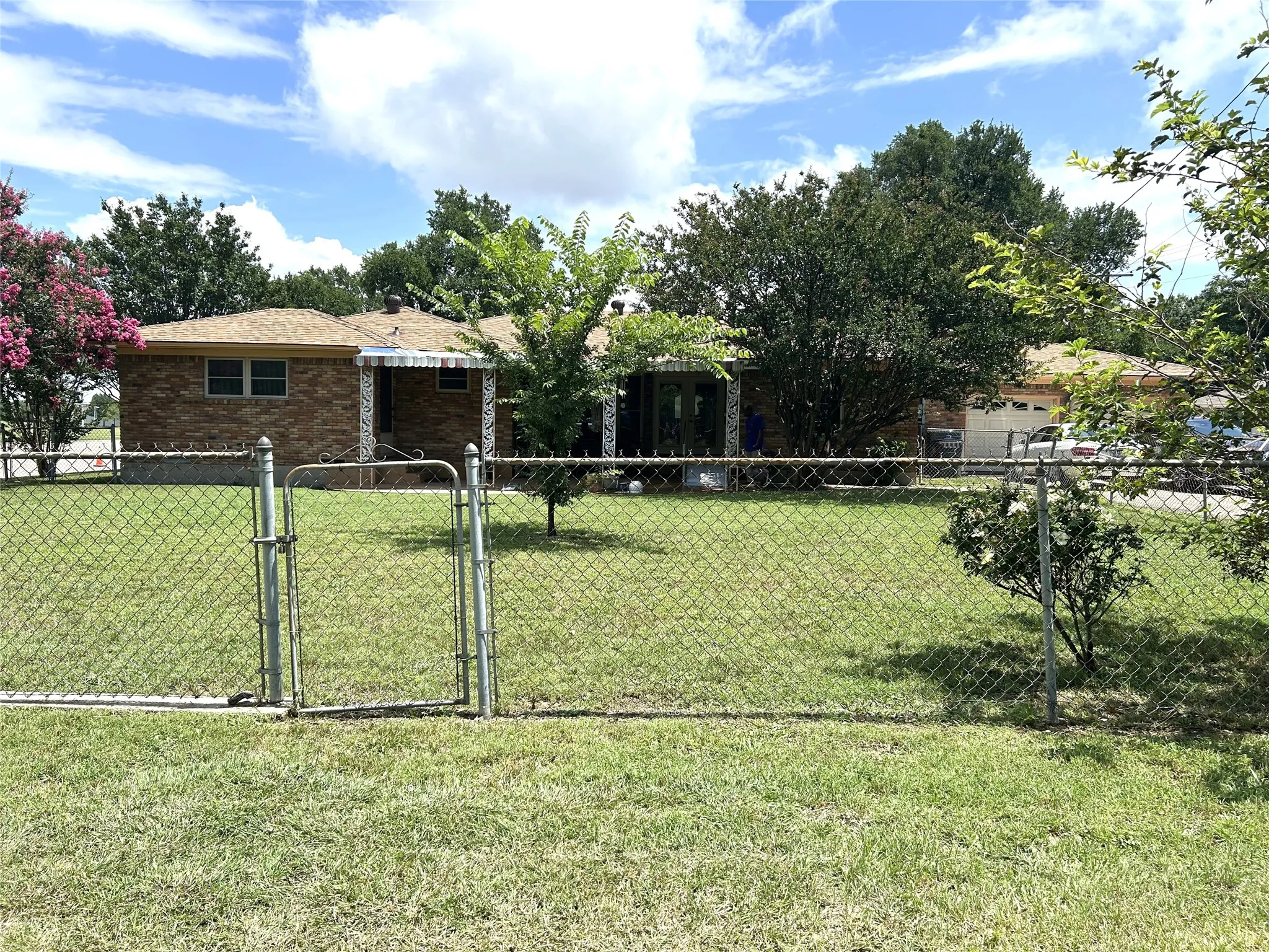 Single Family Residence For Sale in Dallas County , 105 Lindenwood Drive, Lancaster, Texas 75134, 3 Bedroom, 2 Bathroom, 2 Garage spaces, 2,428 Sqft, built in 1960, Price $340,000, mls#21292727, Real Estate Agent in Lancaster, Homes For Sale in Dallas county, Homes For Sale in Lancaster, Realtor in Lancaster Texas, Real Estate Brokerage Independent Realty Texas, Luminita Cordes Realtor