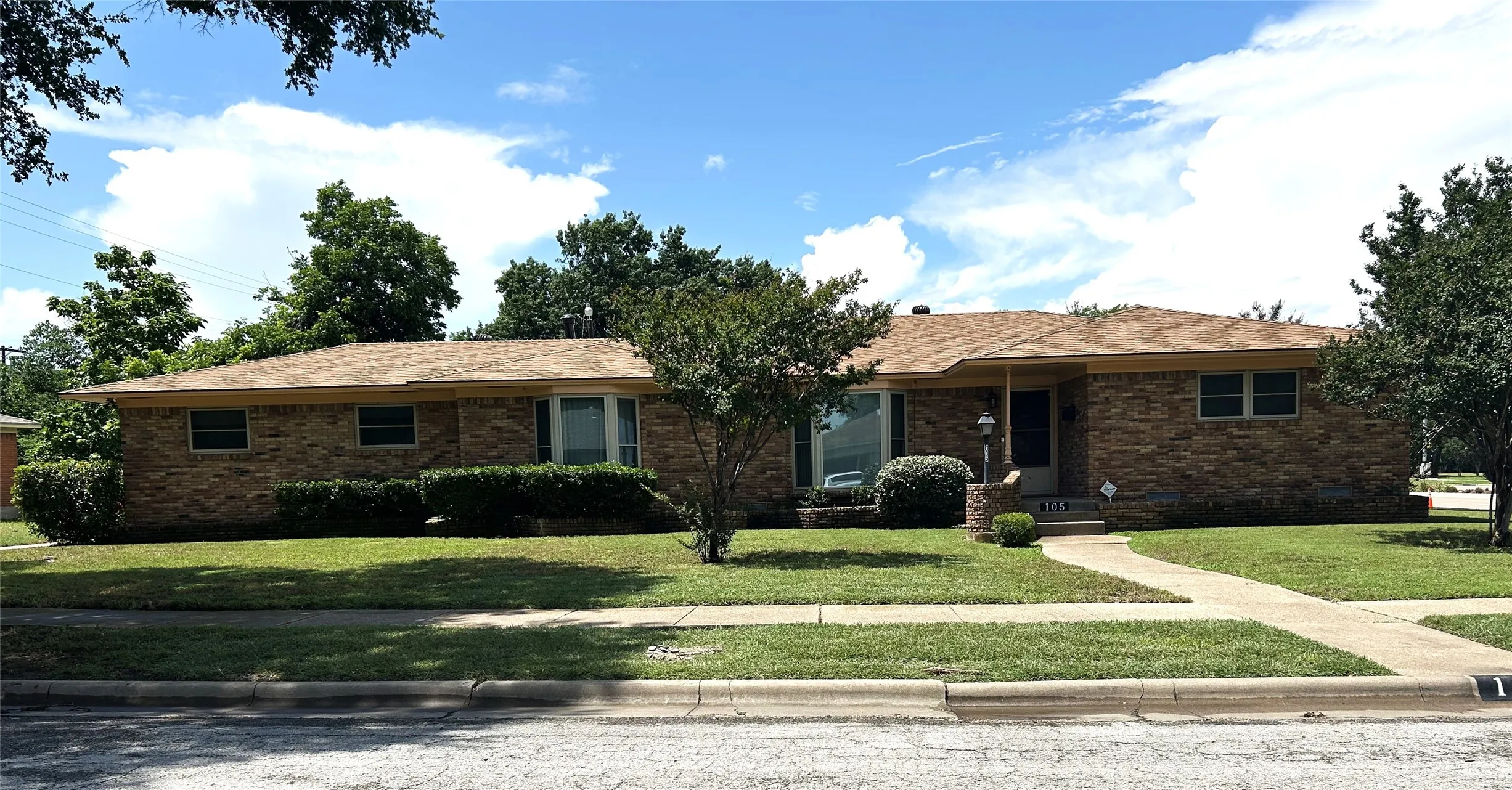 Single Family Residence For Sale in Dallas County , 105 Lindenwood Drive, Lancaster, Texas 75134, 3 Bedroom, 2 Bathroom, 2 Garage spaces, 2,428 Sqft, built in 1960, Price $340,000, mls#21292727, Real Estate Agent in Lancaster, Homes For Sale in Dallas county, Homes For Sale in Lancaster, Realtor in Lancaster Texas, Real Estate Brokerage Independent Realty Texas, Luminita Cordes Realtor