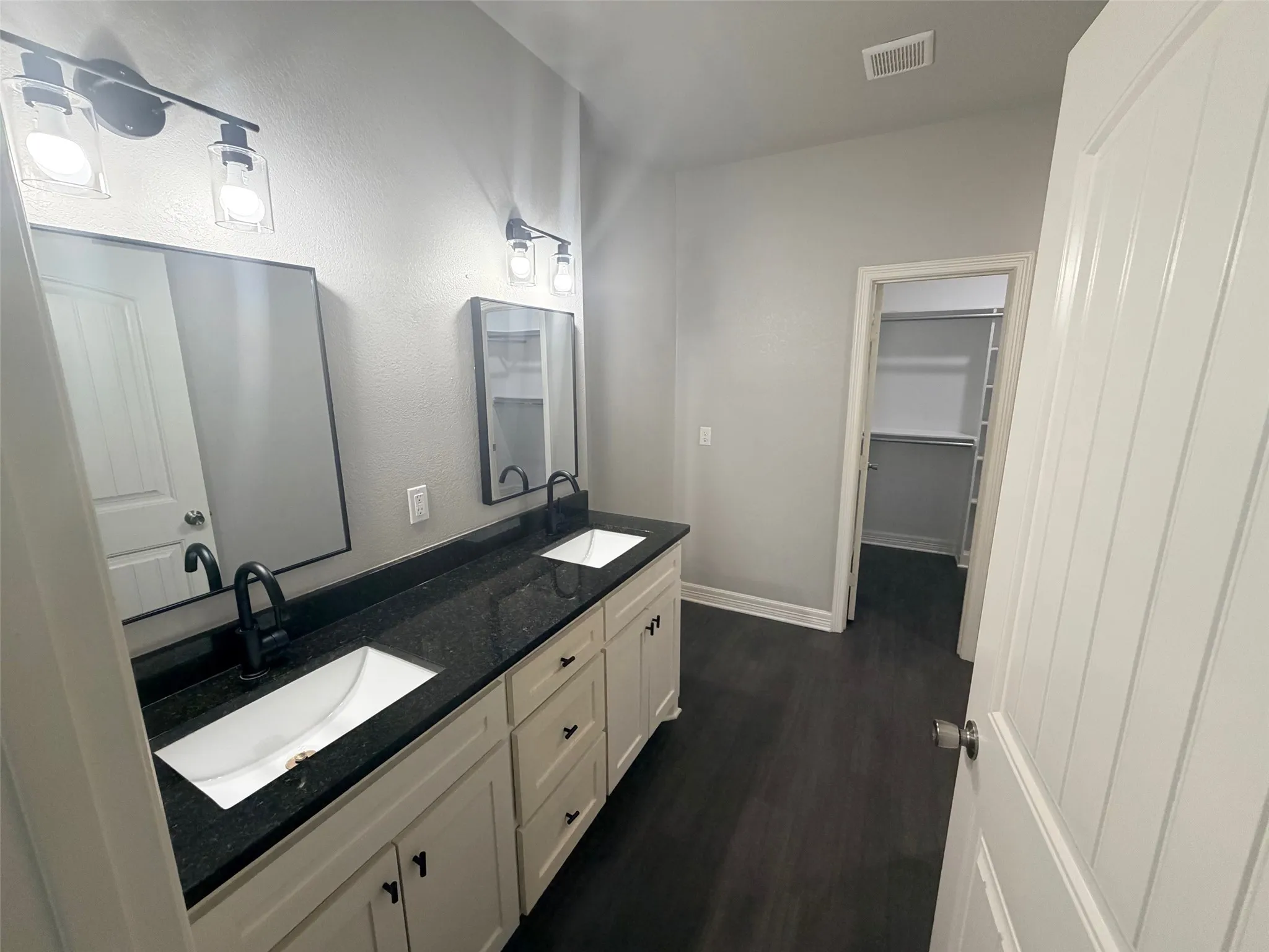 Duplex For Sale in Smith County , 501 W Vance, Tyler, Texas 75702, 5 Bedroom, 4 Bathroom, Garage spaces, 0 Sqft, built in 2021, mls#21292240, Real Estate Agent in Tyler, Homes For Sale in Smith county, Homes For Sale in Tyler, Realtor in Tyler Texas, Real Estate Brokerage Independent Realty Texas, Luminita Cordes Realtor