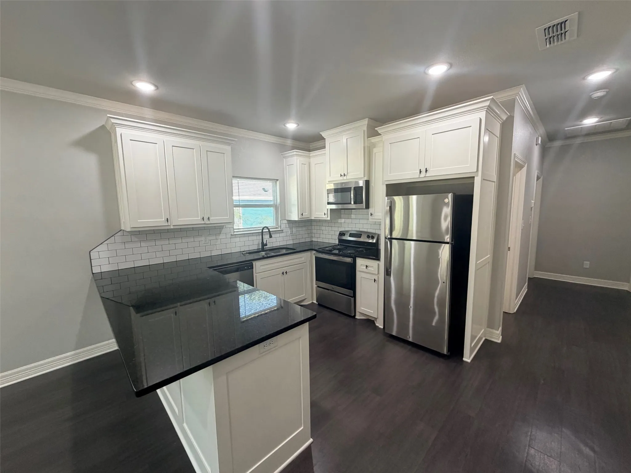 Duplex For Sale in Smith County , 501 W Vance, Tyler, Texas 75702, 5 Bedroom, 4 Bathroom, Garage spaces, 0 Sqft, built in 2021, mls#21292240, Real Estate Agent in Tyler, Homes For Sale in Smith county, Homes For Sale in Tyler, Realtor in Tyler Texas, Real Estate Brokerage Independent Realty Texas, Luminita Cordes Realtor