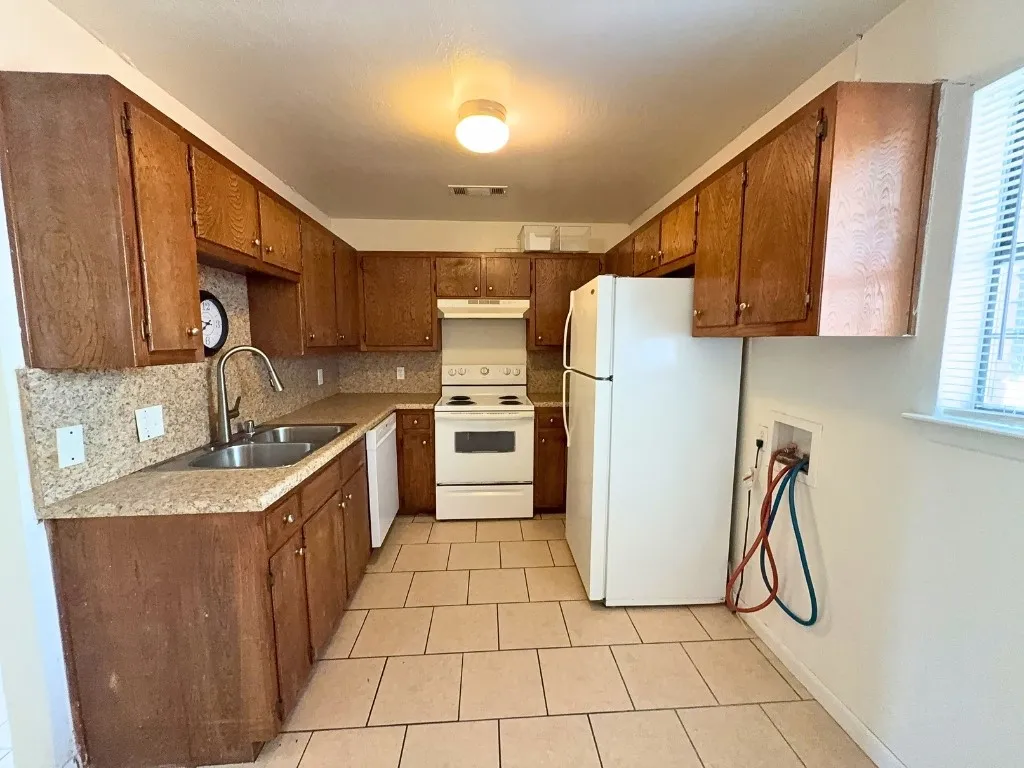 Apartment For Rent in Collin County , 807 W Walnut Street W C2, Celina, Texas 75009, 2 Bedroom, 2 Bathroom, Garage spaces, 887 Sqft, built in 1985, mls#21293261, Real Estate Agent in Celina, Homes For Rent in Collin county, Homes For Rent in Celina, Realtor in Celina Texas, Real Estate Brokerage Independent Realty Texas, Luminita Cordes Realtor
