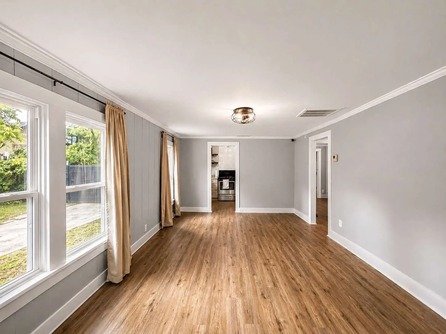 Single Family Residence For Sale in Tarrant County , 2401 Lillian Street, Fort Worth, Texas 76111, 2 Bedroom, 1 Bathroom, 2 Garage spaces, 937 Sqft, built in 1925, mls#21293263, Real Estate Agent in Fort Worth, Homes For Sale in Tarrant county, Homes For Sale in Fort Worth, Realtor in Fort Worth Texas, Real Estate Brokerage Independent Realty Texas, Luminita Cordes Realtor
