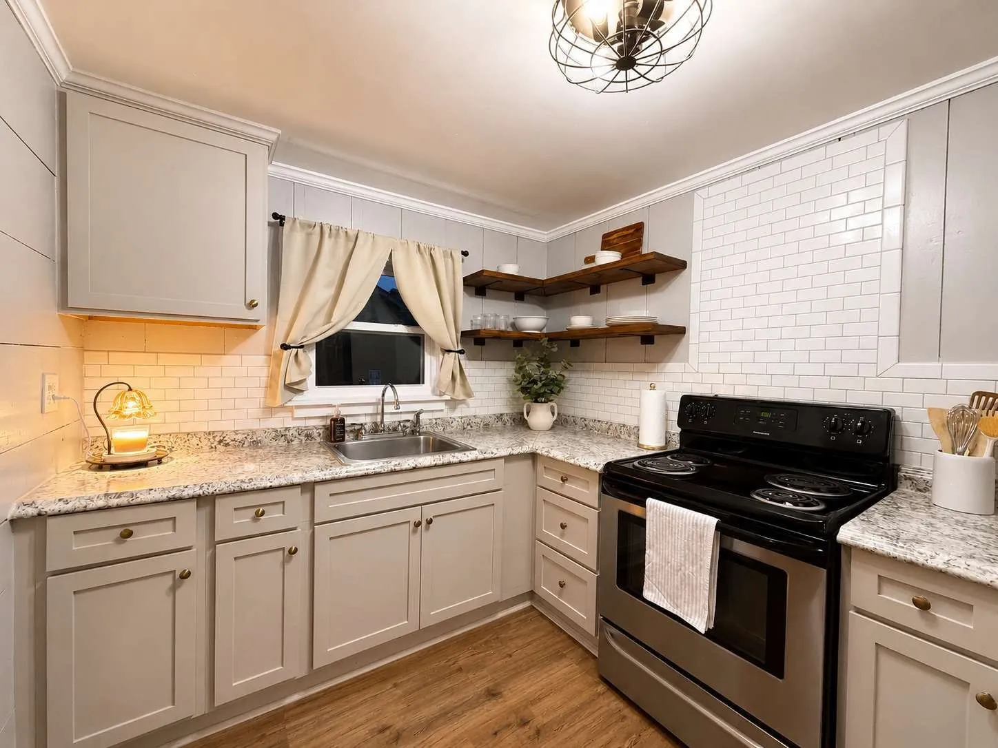 Single Family Residence For Sale in Tarrant County , 2401 Lillian Street, Fort Worth, Texas 76111, 2 Bedroom, 1 Bathroom, 2 Garage spaces, 937 Sqft, built in 1925, mls#21293263, Real Estate Agent in Fort Worth, Homes For Sale in Tarrant county, Homes For Sale in Fort Worth, Realtor in Fort Worth Texas, Real Estate Brokerage Independent Realty Texas, Luminita Cordes Realtor