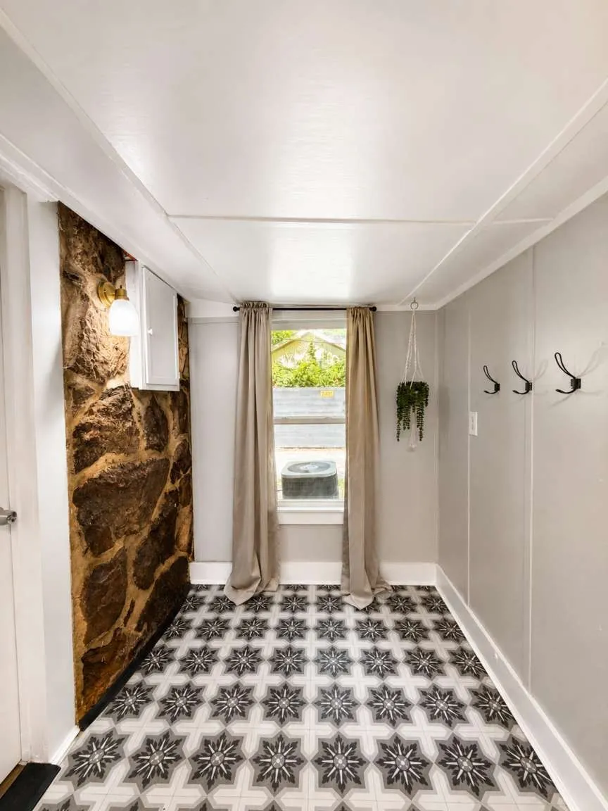 Single Family Residence For Sale in Tarrant County , 2401 Lillian Street, Fort Worth, Texas 76111, 2 Bedroom, 1 Bathroom, 2 Garage spaces, 937 Sqft, built in 1925, mls#21293263, Real Estate Agent in Fort Worth, Homes For Sale in Tarrant county, Homes For Sale in Fort Worth, Realtor in Fort Worth Texas, Real Estate Brokerage Independent Realty Texas, Luminita Cordes Realtor