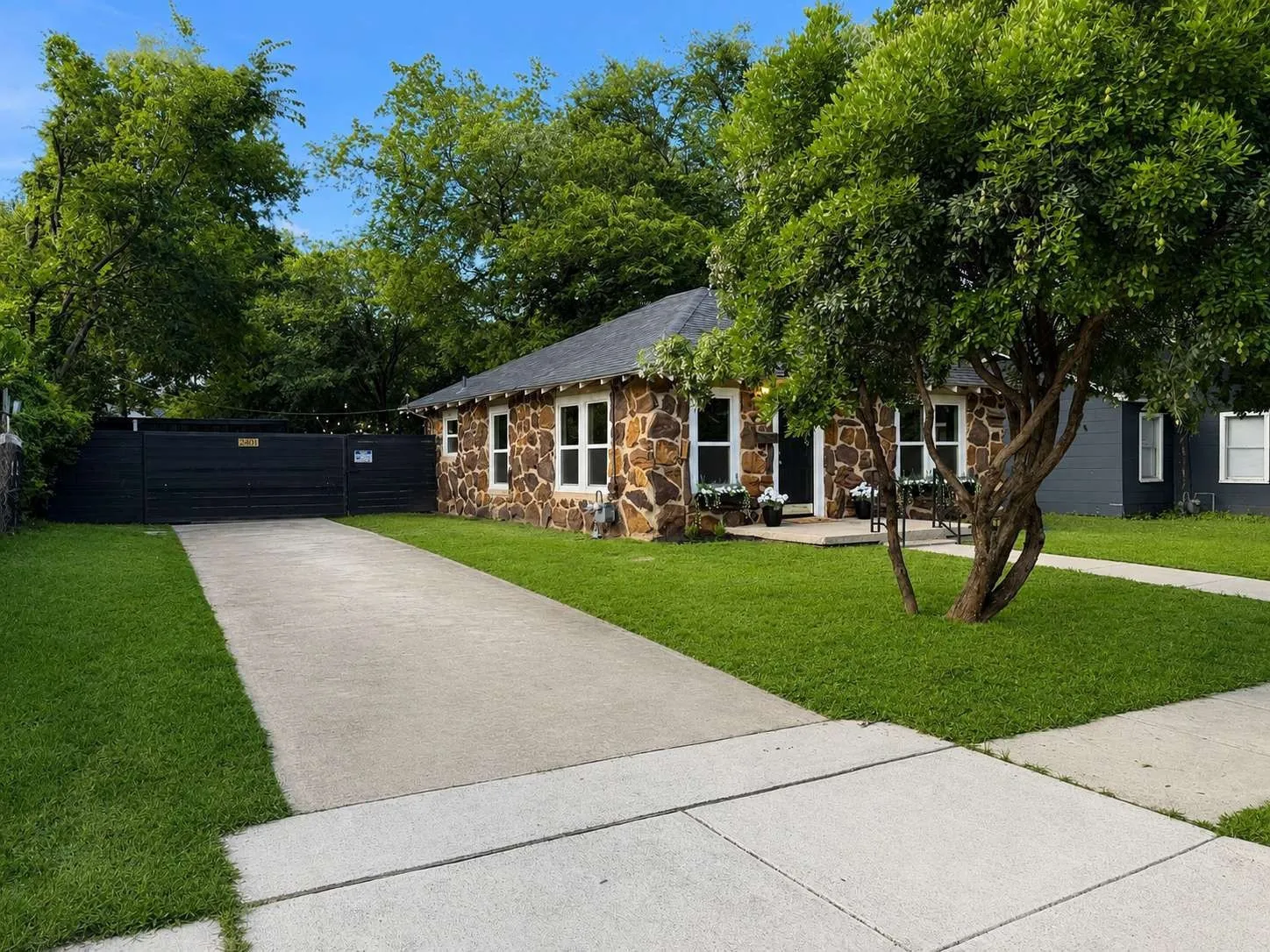 Single Family Residence For Sale in Tarrant County , 2401 Lillian Street, Fort Worth, Texas 76111, 2 Bedroom, 1 Bathroom, 2 Garage spaces, 937 Sqft, built in 1925, mls#21293263, Real Estate Agent in Fort Worth, Homes For Sale in Tarrant county, Homes For Sale in Fort Worth, Realtor in Fort Worth Texas, Real Estate Brokerage Independent Realty Texas, Luminita Cordes Realtor