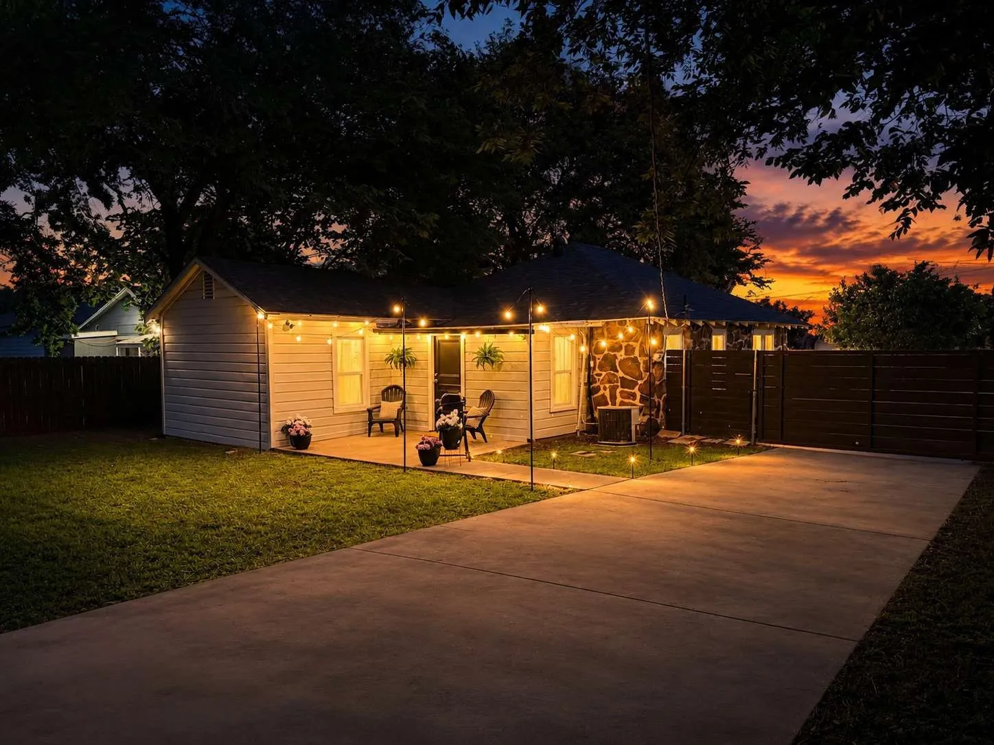 Single Family Residence For Sale in Tarrant County , 2401 Lillian Street, Fort Worth, Texas 76111, 2 Bedroom, 1 Bathroom, 2 Garage spaces, 937 Sqft, built in 1925, mls#21293263, Real Estate Agent in Fort Worth, Homes For Sale in Tarrant county, Homes For Sale in Fort Worth, Realtor in Fort Worth Texas, Real Estate Brokerage Independent Realty Texas, Luminita Cordes Realtor
