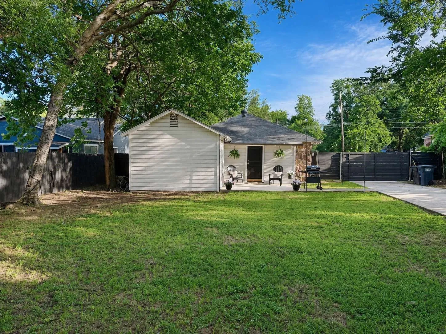 Single Family Residence For Sale in Tarrant County , 2401 Lillian Street, Fort Worth, Texas 76111, 2 Bedroom, 1 Bathroom, 2 Garage spaces, 937 Sqft, built in 1925, mls#21293263, Real Estate Agent in Fort Worth, Homes For Sale in Tarrant county, Homes For Sale in Fort Worth, Realtor in Fort Worth Texas, Real Estate Brokerage Independent Realty Texas, Luminita Cordes Realtor