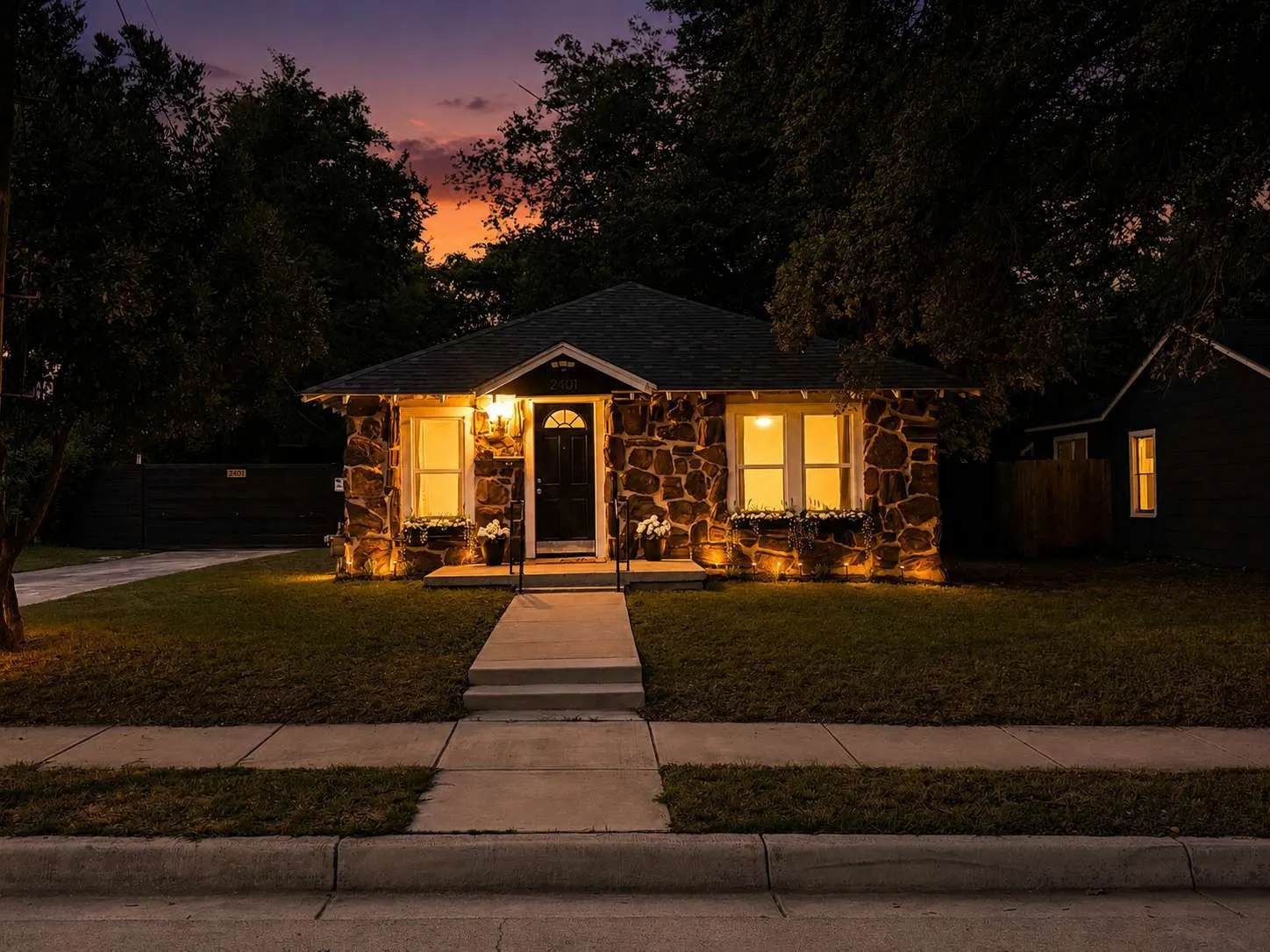 Single Family Residence For Sale in Tarrant County , 2401 Lillian Street, Fort Worth, Texas 76111, 2 Bedroom, 1 Bathroom, 2 Garage spaces, 937 Sqft, built in 1925, mls#21293263, Real Estate Agent in Fort Worth, Homes For Sale in Tarrant county, Homes For Sale in Fort Worth, Realtor in Fort Worth Texas, Real Estate Brokerage Independent Realty Texas, Luminita Cordes Realtor