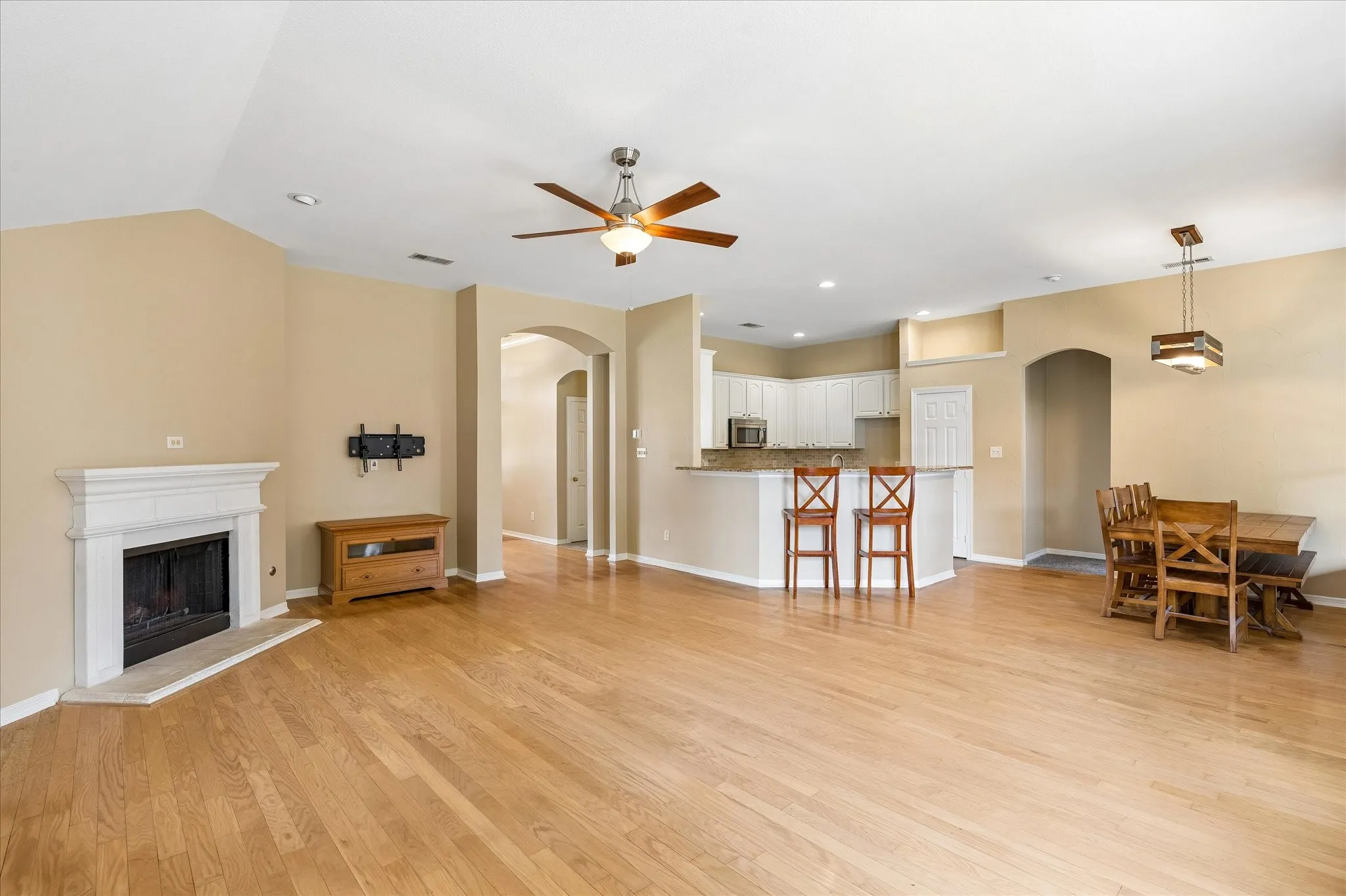 Single Family Residence For Sale in Denton County , 1204 Wildflower Lane, Flower Mound, Texas 75028, 4 Bedroom, 2 Bathroom, 2 Garage spaces, 2,097 Sqft, built in 2000, mls#21290826, Real Estate Agent in Flower Mound, Homes For Sale in Denton county, Homes For Sale in Flower Mound, Realtor in Flower Mound Texas, Real Estate Brokerage Independent Realty Texas, Luminita Cordes Realtor
