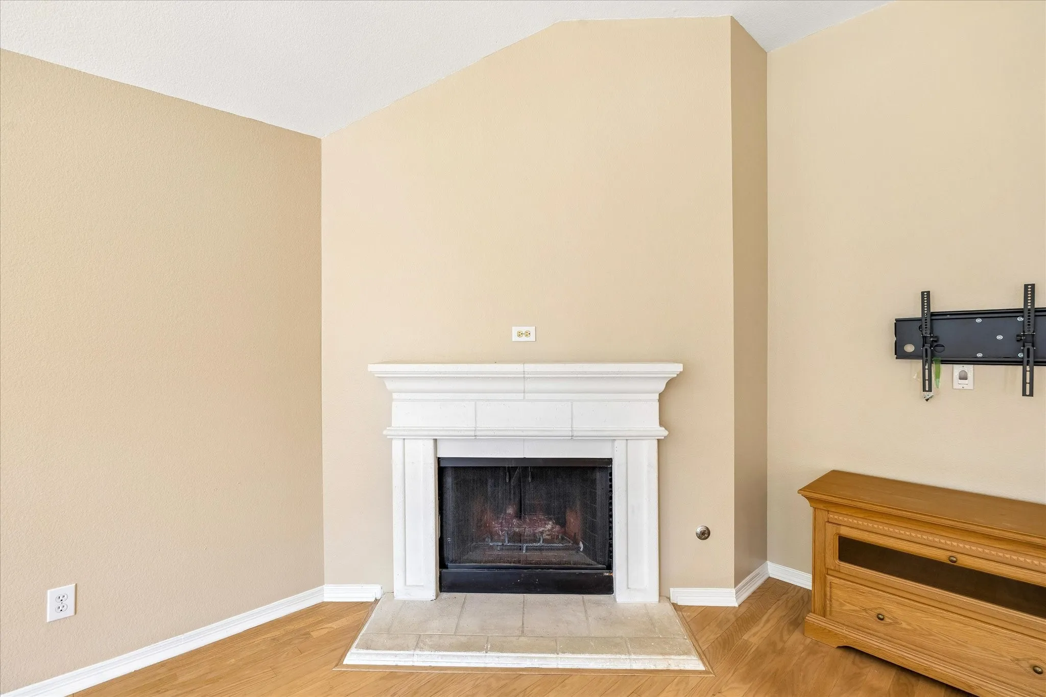 Single Family Residence For Sale in Denton County , 1204 Wildflower Lane, Flower Mound, Texas 75028, 4 Bedroom, 2 Bathroom, 2 Garage spaces, 2,097 Sqft, built in 2000, mls#21290826, Real Estate Agent in Flower Mound, Homes For Sale in Denton county, Homes For Sale in Flower Mound, Realtor in Flower Mound Texas, Real Estate Brokerage Independent Realty Texas, Luminita Cordes Realtor