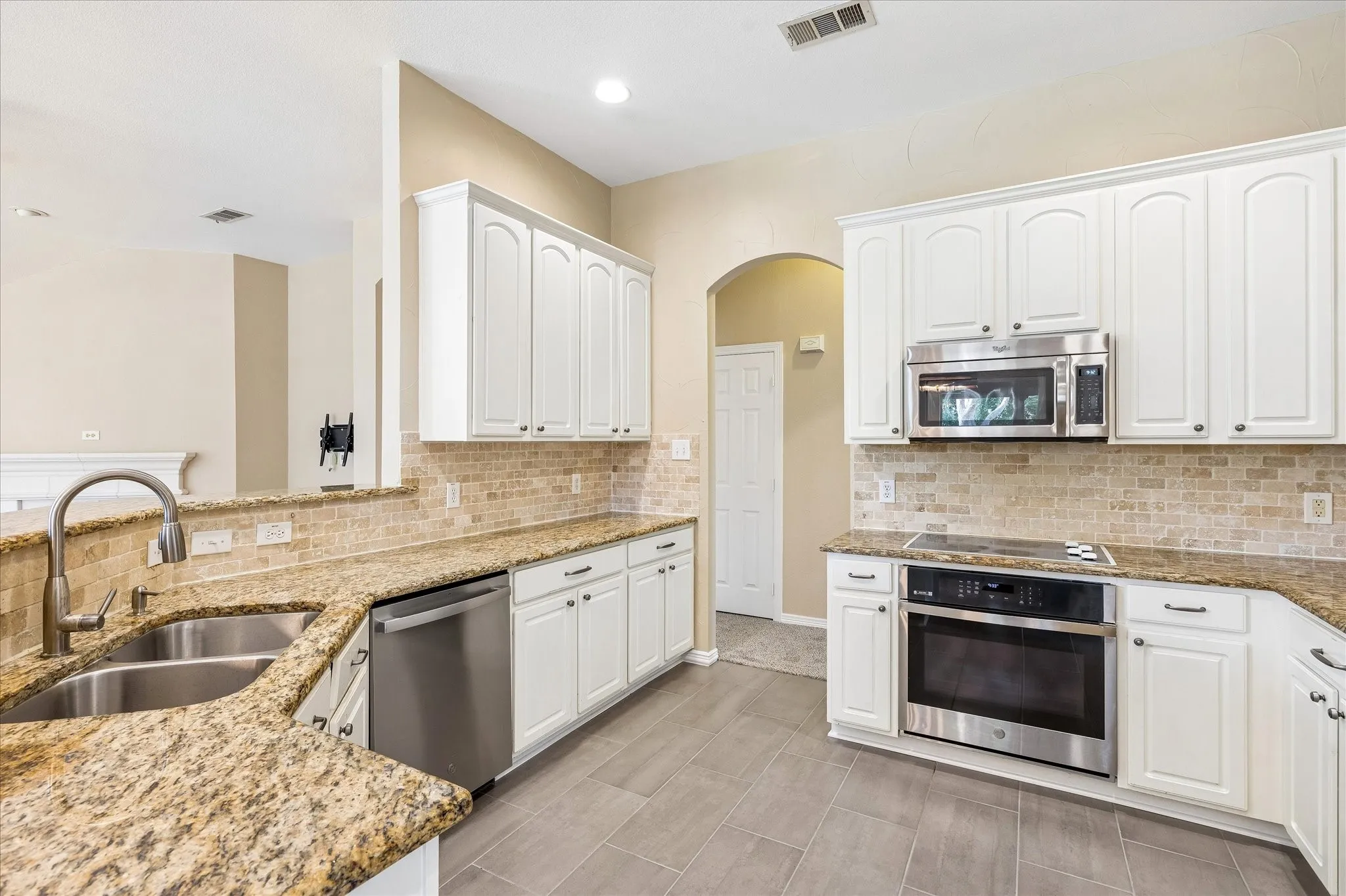 Single Family Residence For Sale in Denton County , 1204 Wildflower Lane, Flower Mound, Texas 75028, 4 Bedroom, 2 Bathroom, 2 Garage spaces, 2,097 Sqft, built in 2000, mls#21290826, Real Estate Agent in Flower Mound, Homes For Sale in Denton county, Homes For Sale in Flower Mound, Realtor in Flower Mound Texas, Real Estate Brokerage Independent Realty Texas, Luminita Cordes Realtor