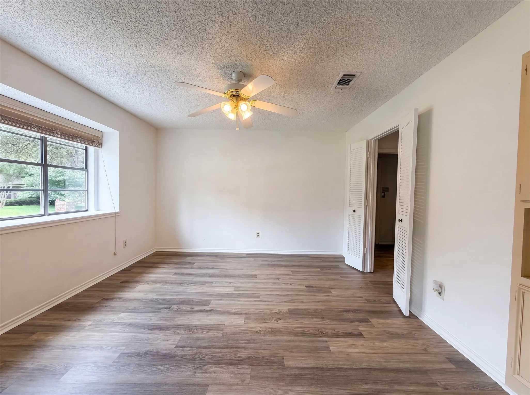 Single Family Residence For Sale in Tarrant County , 5719 Stage Line Drive, Arlington, Texas 76017, 3 Bedroom, 2 Bathroom, 2 Garage spaces, 1,604 Sqft, built in 1978, mls#21293268, Real Estate Agent in Arlington, Homes For Sale in Tarrant county, Homes For Sale in Arlington, Realtor in Arlington Texas, Real Estate Brokerage Independent Realty Texas, Luminita Cordes Realtor