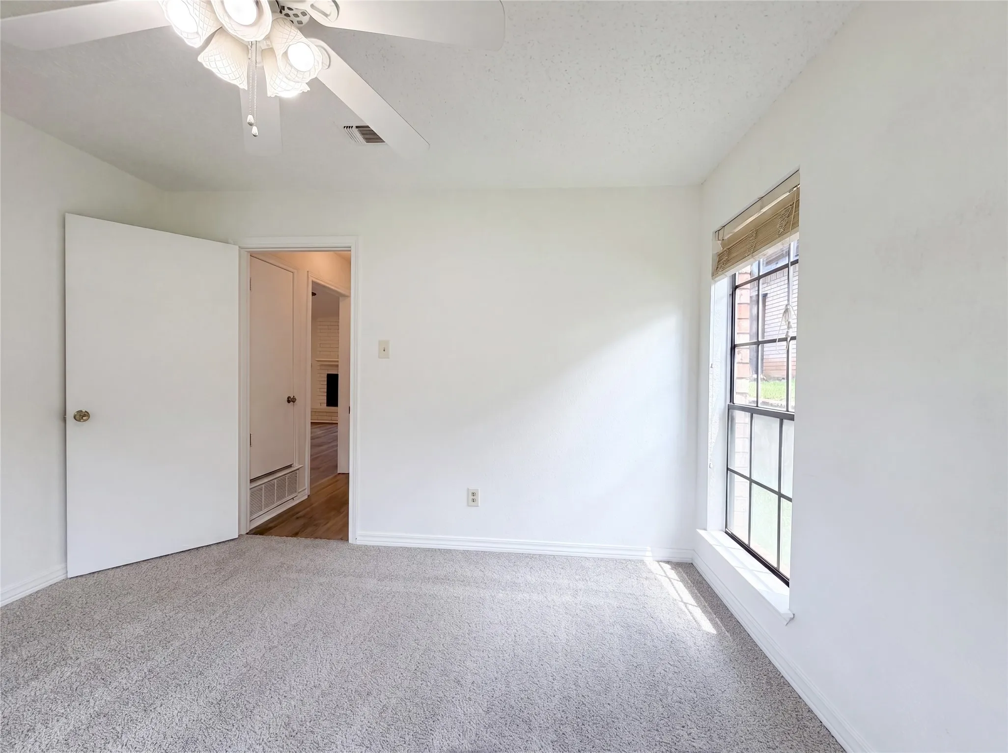 Single Family Residence For Sale in Tarrant County , 5719 Stage Line Drive, Arlington, Texas 76017, 3 Bedroom, 2 Bathroom, 2 Garage spaces, 1,604 Sqft, built in 1978, mls#21293268, Real Estate Agent in Arlington, Homes For Sale in Tarrant county, Homes For Sale in Arlington, Realtor in Arlington Texas, Real Estate Brokerage Independent Realty Texas, Luminita Cordes Realtor
