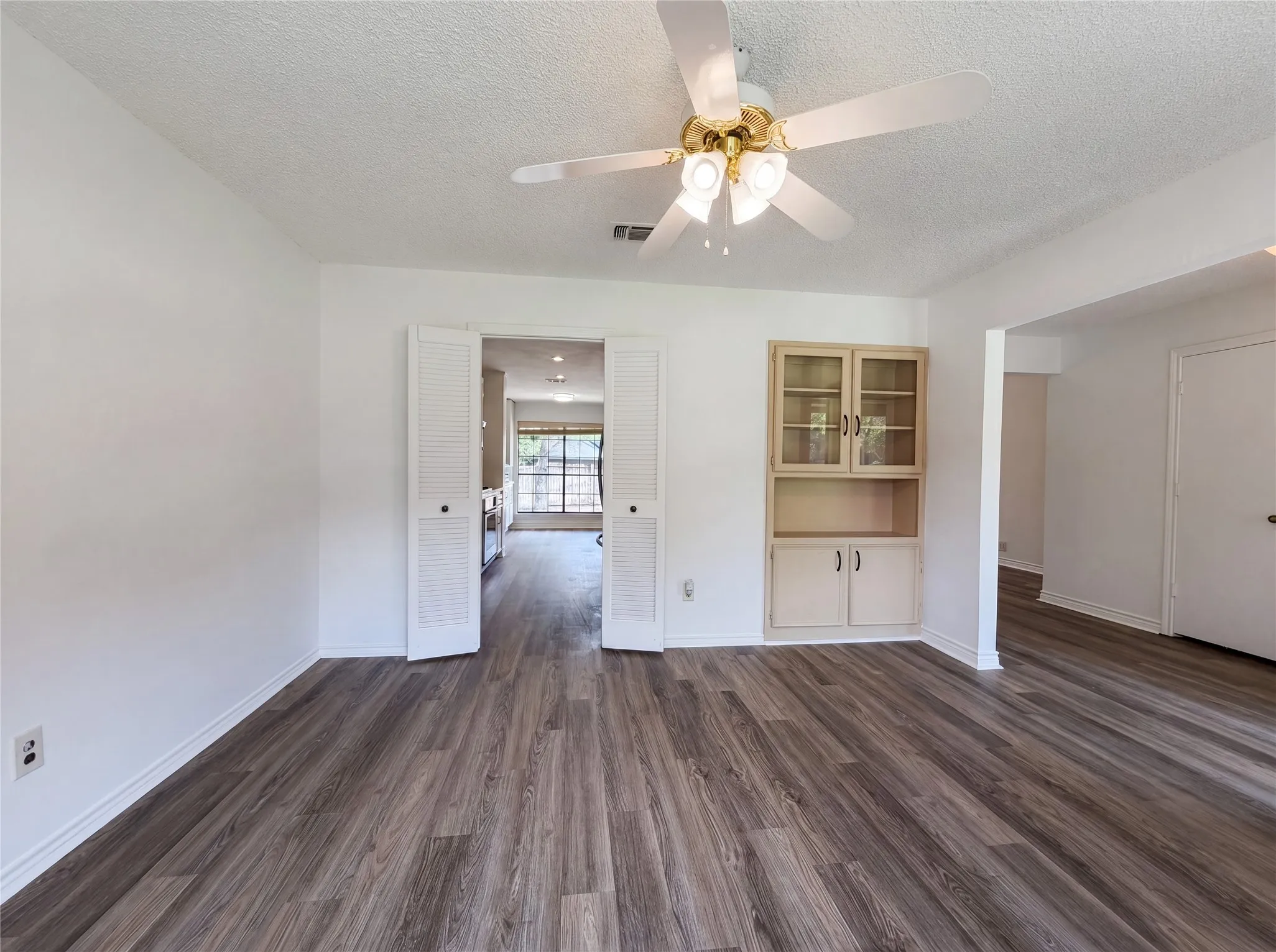 Single Family Residence For Sale in Tarrant County , 5719 Stage Line Drive, Arlington, Texas 76017, 3 Bedroom, 2 Bathroom, 2 Garage spaces, 1,604 Sqft, built in 1978, mls#21293268, Real Estate Agent in Arlington, Homes For Sale in Tarrant county, Homes For Sale in Arlington, Realtor in Arlington Texas, Real Estate Brokerage Independent Realty Texas, Luminita Cordes Realtor