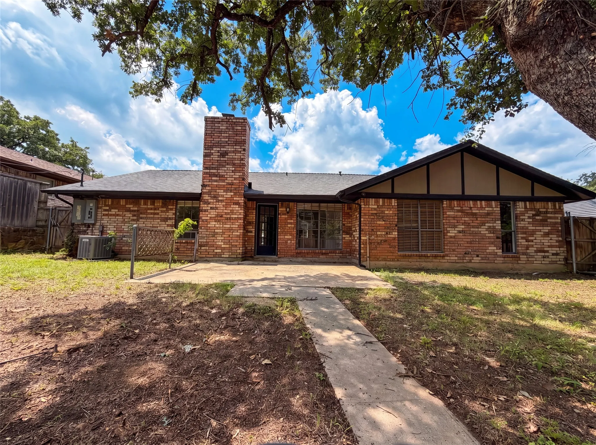 Single Family Residence For Sale in Tarrant County , 5719 Stage Line Drive, Arlington, Texas 76017, 3 Bedroom, 2 Bathroom, 2 Garage spaces, 1,604 Sqft, built in 1978, mls#21293268, Real Estate Agent in Arlington, Homes For Sale in Tarrant county, Homes For Sale in Arlington, Realtor in Arlington Texas, Real Estate Brokerage Independent Realty Texas, Luminita Cordes Realtor