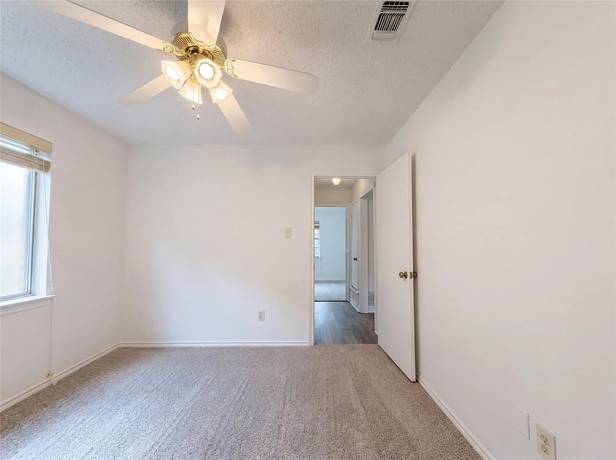 Single Family Residence For Sale in Tarrant County , 5719 Stage Line Drive, Arlington, Texas 76017, 3 Bedroom, 2 Bathroom, 2 Garage spaces, 1,604 Sqft, built in 1978, mls#21293268, Real Estate Agent in Arlington, Homes For Sale in Tarrant county, Homes For Sale in Arlington, Realtor in Arlington Texas, Real Estate Brokerage Independent Realty Texas, Luminita Cordes Realtor