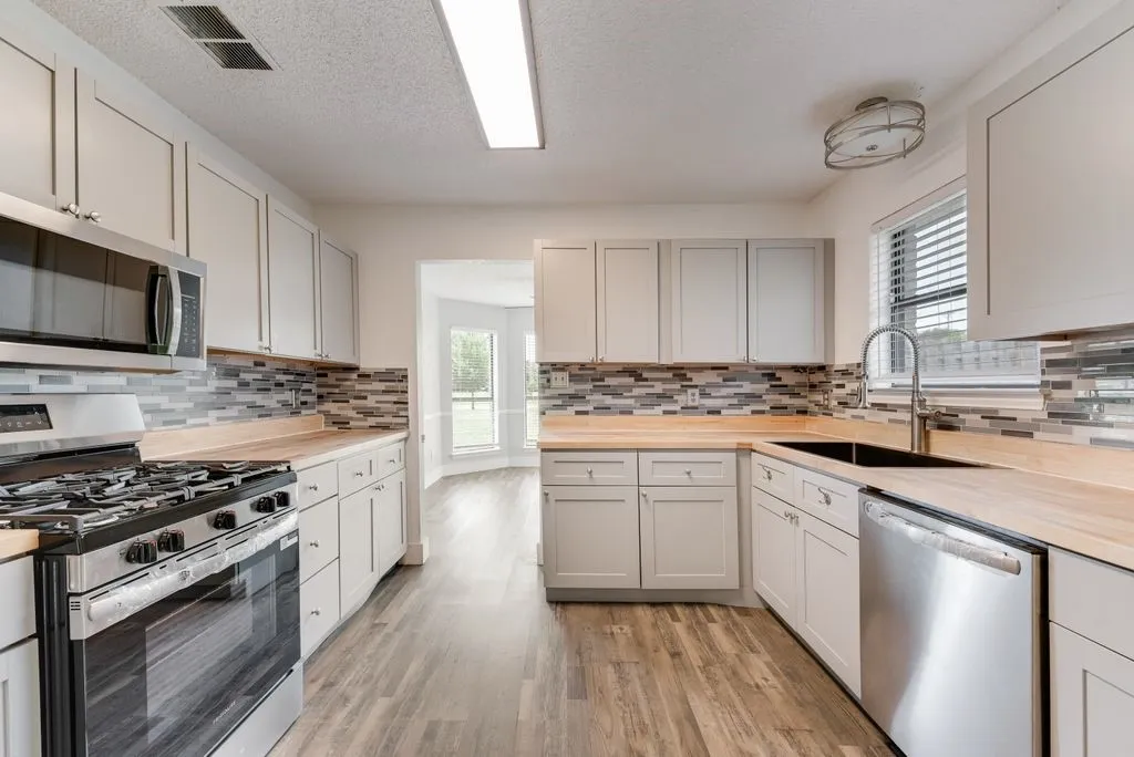 Single Family Residence For Sale in Dallas County , 3517 Sachse Road, Sachse, Texas 75048, 3 Bedroom, 3 Bathroom, 2 Garage spaces, 1,951 Sqft, built in 1984, mls#21283075, Real Estate Agent in Sachse, Homes For Sale in Dallas county, Homes For Sale in Sachse, Realtor in Sachse Texas, Real Estate Brokerage Independent Realty Texas, Luminita Cordes Realtor