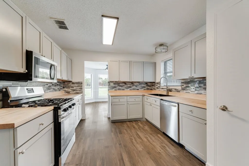 Single Family Residence For Sale in Dallas County , 3517 Sachse Road, Sachse, Texas 75048, 3 Bedroom, 3 Bathroom, 2 Garage spaces, 1,951 Sqft, built in 1984, mls#21283075, Real Estate Agent in Sachse, Homes For Sale in Dallas county, Homes For Sale in Sachse, Realtor in Sachse Texas, Real Estate Brokerage Independent Realty Texas, Luminita Cordes Realtor