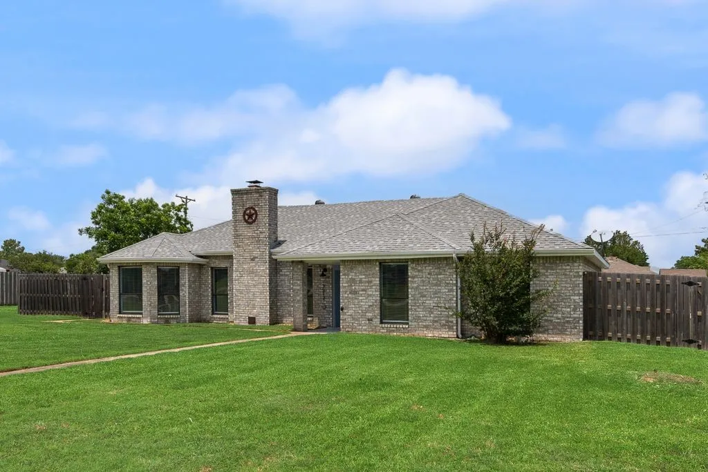 Single Family Residence For Sale in Dallas County , 3517 Sachse Road, Sachse, Texas 75048, 3 Bedroom, 3 Bathroom, 2 Garage spaces, 1,951 Sqft, built in 1984, mls#21283075, Real Estate Agent in Sachse, Homes For Sale in Dallas county, Homes For Sale in Sachse, Realtor in Sachse Texas, Real Estate Brokerage Independent Realty Texas, Luminita Cordes Realtor