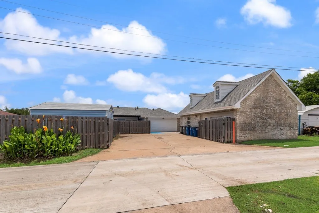 Single Family Residence For Sale in Dallas County , 3517 Sachse Road, Sachse, Texas 75048, 3 Bedroom, 3 Bathroom, 2 Garage spaces, 1,951 Sqft, built in 1984, mls#21283075, Real Estate Agent in Sachse, Homes For Sale in Dallas county, Homes For Sale in Sachse, Realtor in Sachse Texas, Real Estate Brokerage Independent Realty Texas, Luminita Cordes Realtor
