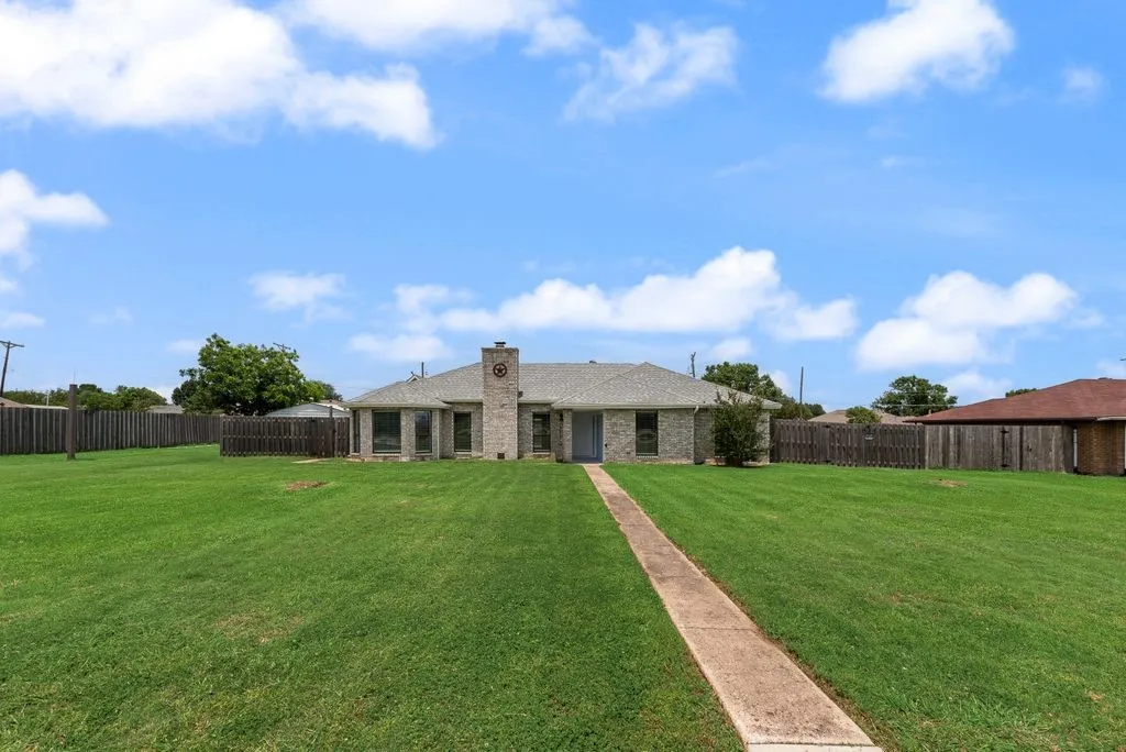 Single Family Residence For Sale in Dallas County , 3517 Sachse Road, Sachse, Texas 75048, 3 Bedroom, 3 Bathroom, 2 Garage spaces, 1,951 Sqft, built in 1984, mls#21283075, Real Estate Agent in Sachse, Homes For Sale in Dallas county, Homes For Sale in Sachse, Realtor in Sachse Texas, Real Estate Brokerage Independent Realty Texas, Luminita Cordes Realtor