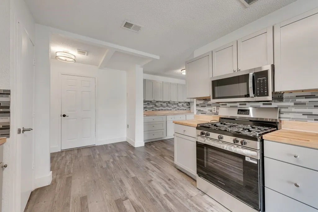 Single Family Residence For Sale in Dallas County , 3517 Sachse Road, Sachse, Texas 75048, 3 Bedroom, 3 Bathroom, 2 Garage spaces, 1,951 Sqft, built in 1984, mls#21283075, Real Estate Agent in Sachse, Homes For Sale in Dallas county, Homes For Sale in Sachse, Realtor in Sachse Texas, Real Estate Brokerage Independent Realty Texas, Luminita Cordes Realtor