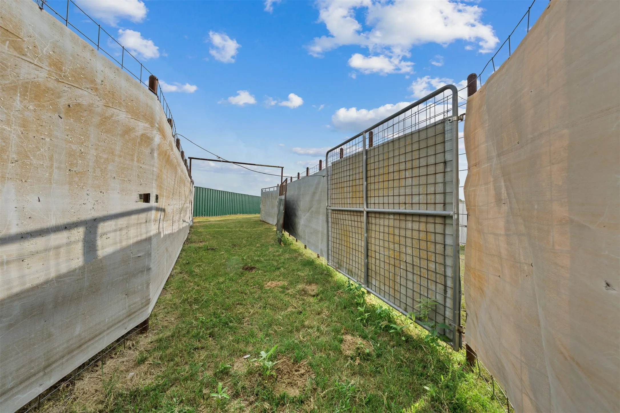 Farm For Sale in Milam County , 132 County Road 267, Cameron, Texas 76520, 4 Bedroom, 3 Bathroom, Garage spaces, 1,754 Sqft, built in 1990, mls#21291441, Real Estate Agent in Cameron, Homes For Sale in Milam county, Homes For Sale in Cameron, Realtor in Cameron Texas, Real Estate Brokerage Independent Realty Texas, Luminita Cordes Realtor