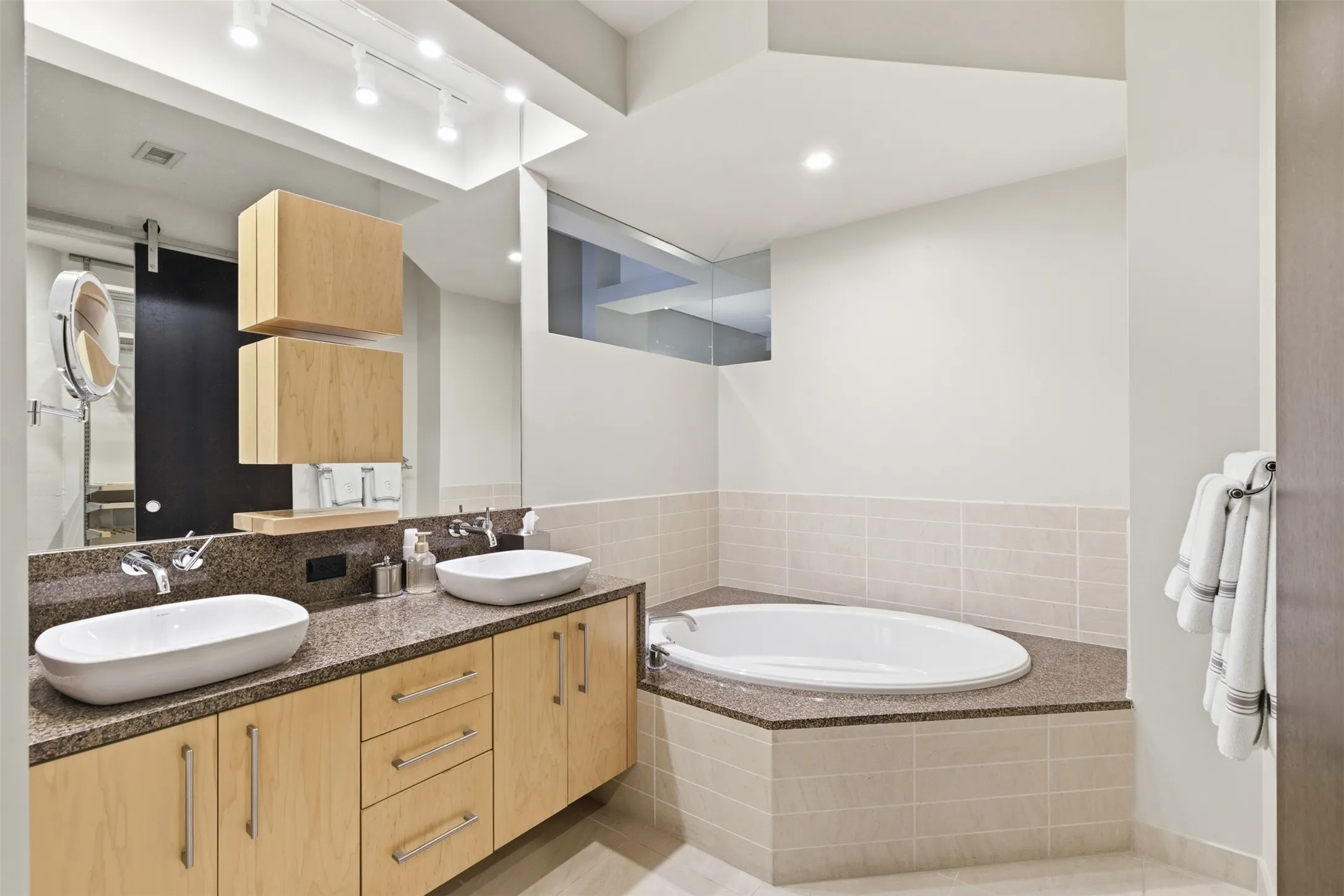 Condominium For Rent in Tarrant County , 2600 W 7th Street 2808, Fort Worth, Texas 76107, 2 Bedroom, 2 Bathroom, 2 Garage spaces, 1,263 Sqft, built in 1928, mls#21289218, Real Estate Agent in Fort Worth, Homes For Rent in Tarrant county, Homes For Rent in Fort Worth, Realtor in Fort Worth Texas, Real Estate Brokerage Independent Realty Texas, Luminita Cordes Realtor