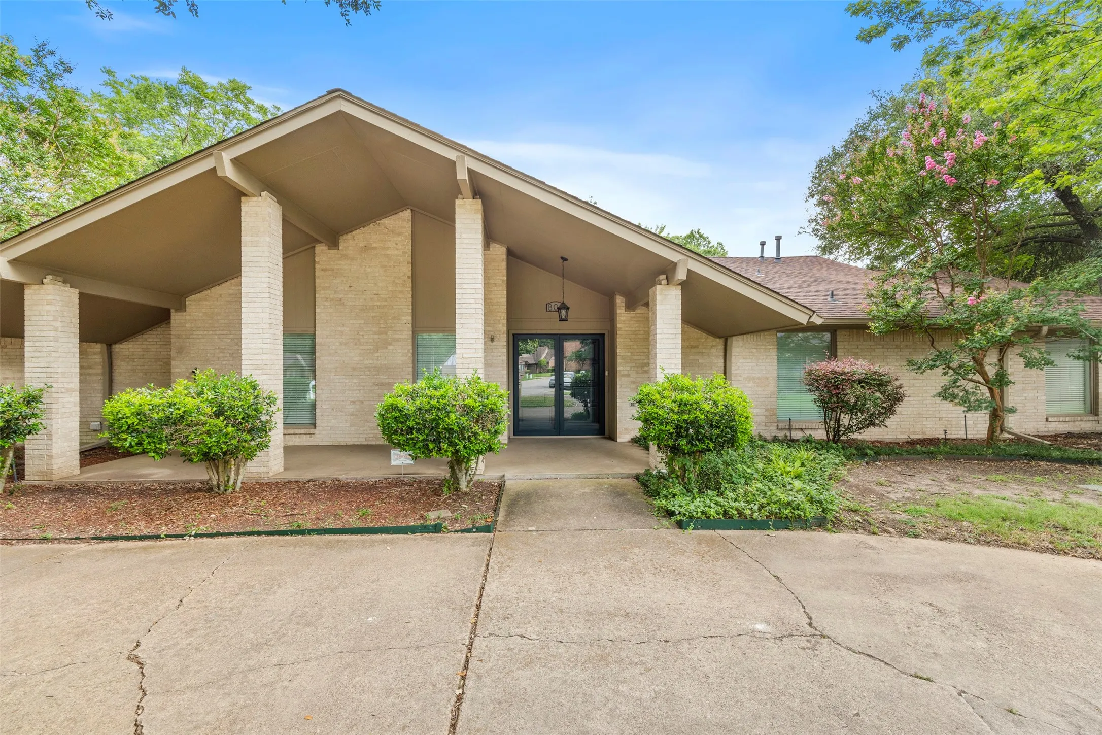 Single Family Residence For Sale in Dallas County , 802 Rock Canyon Drive, Duncanville, Texas 75137, 4 Bedroom, 3 Bathroom, 3 Garage spaces, 3,370 Sqft, built in 1974, mls#21287649, Real Estate Agent in Duncanville, Homes For Sale in Dallas county, Homes For Sale in Duncanville, Realtor in Duncanville Texas, Real Estate Brokerage Independent Realty Texas, Luminita Cordes Realtor