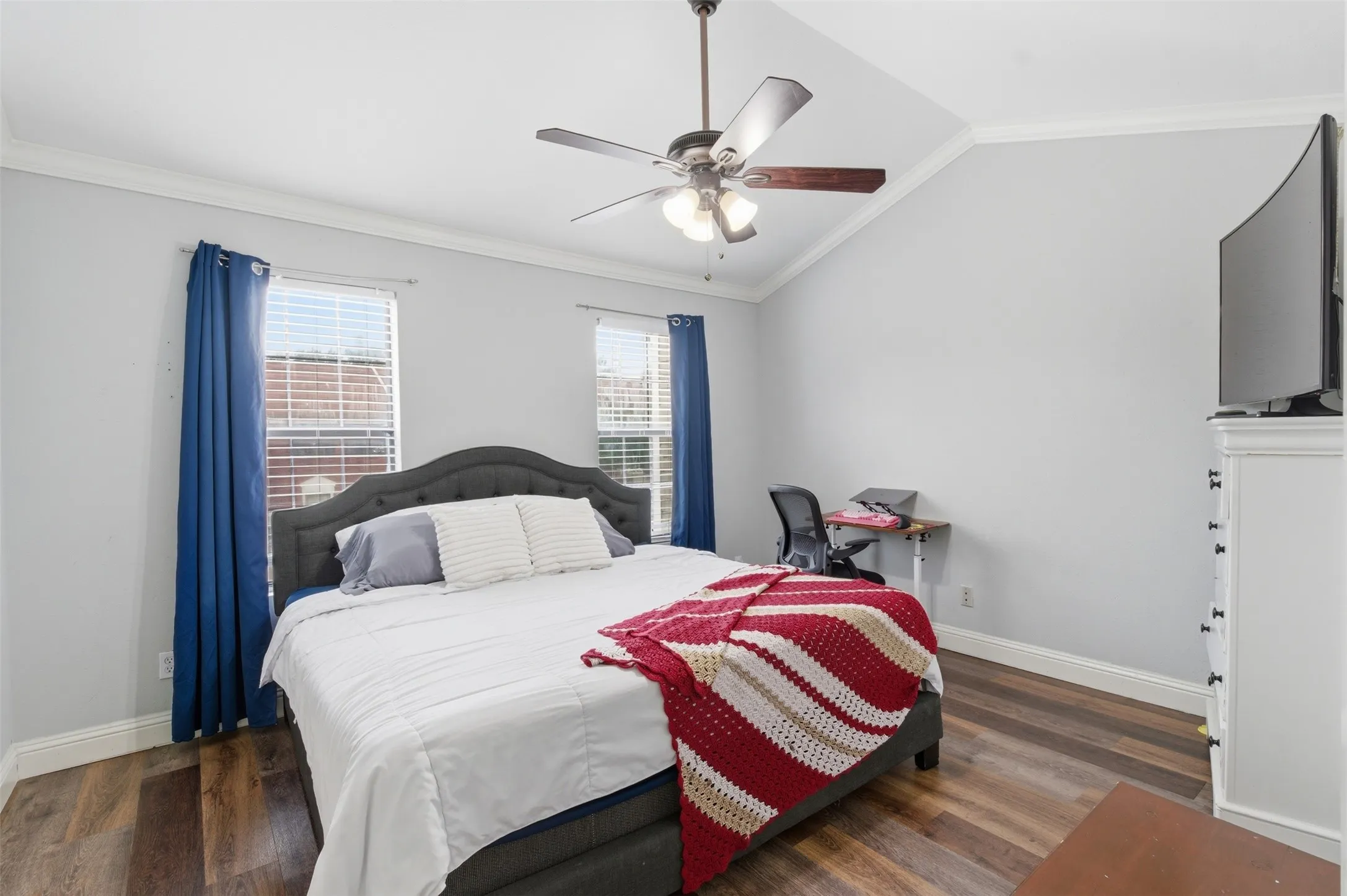 Vaulted ceiling with crown molding and ceiling fan