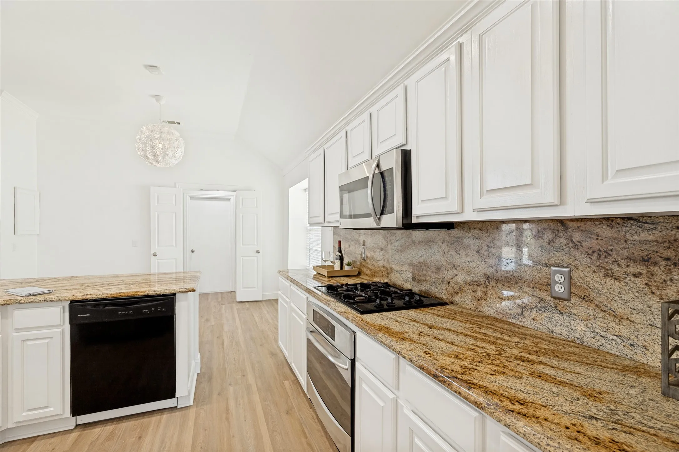 Single Family Residence For Sale in Collin County , 10518 Brandenberg Drive, Frisco, Texas 75035, 3 Bedroom, 2 Bathroom, 2 Garage spaces, 1,705 Sqft, built in 1996, mls#21291253, Real Estate Agent in Frisco, Homes For Sale in Collin county, Homes For Sale in Frisco, Realtor in Frisco Texas, Real Estate Brokerage Independent Realty Texas, Luminita Cordes Realtor