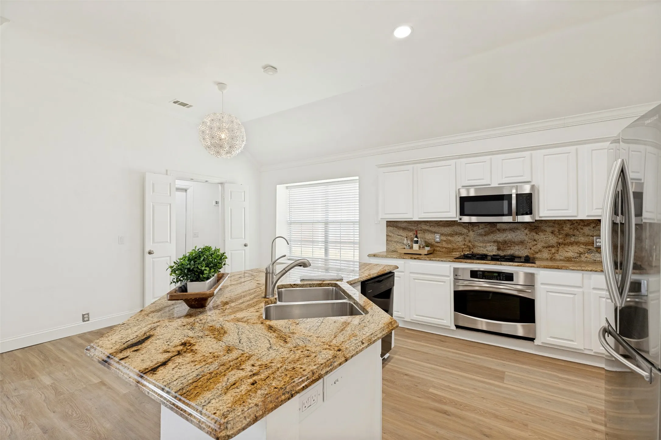 Single Family Residence For Sale in Collin County , 10518 Brandenberg Drive, Frisco, Texas 75035, 3 Bedroom, 2 Bathroom, 2 Garage spaces, 1,705 Sqft, built in 1996, mls#21291253, Real Estate Agent in Frisco, Homes For Sale in Collin county, Homes For Sale in Frisco, Realtor in Frisco Texas, Real Estate Brokerage Independent Realty Texas, Luminita Cordes Realtor