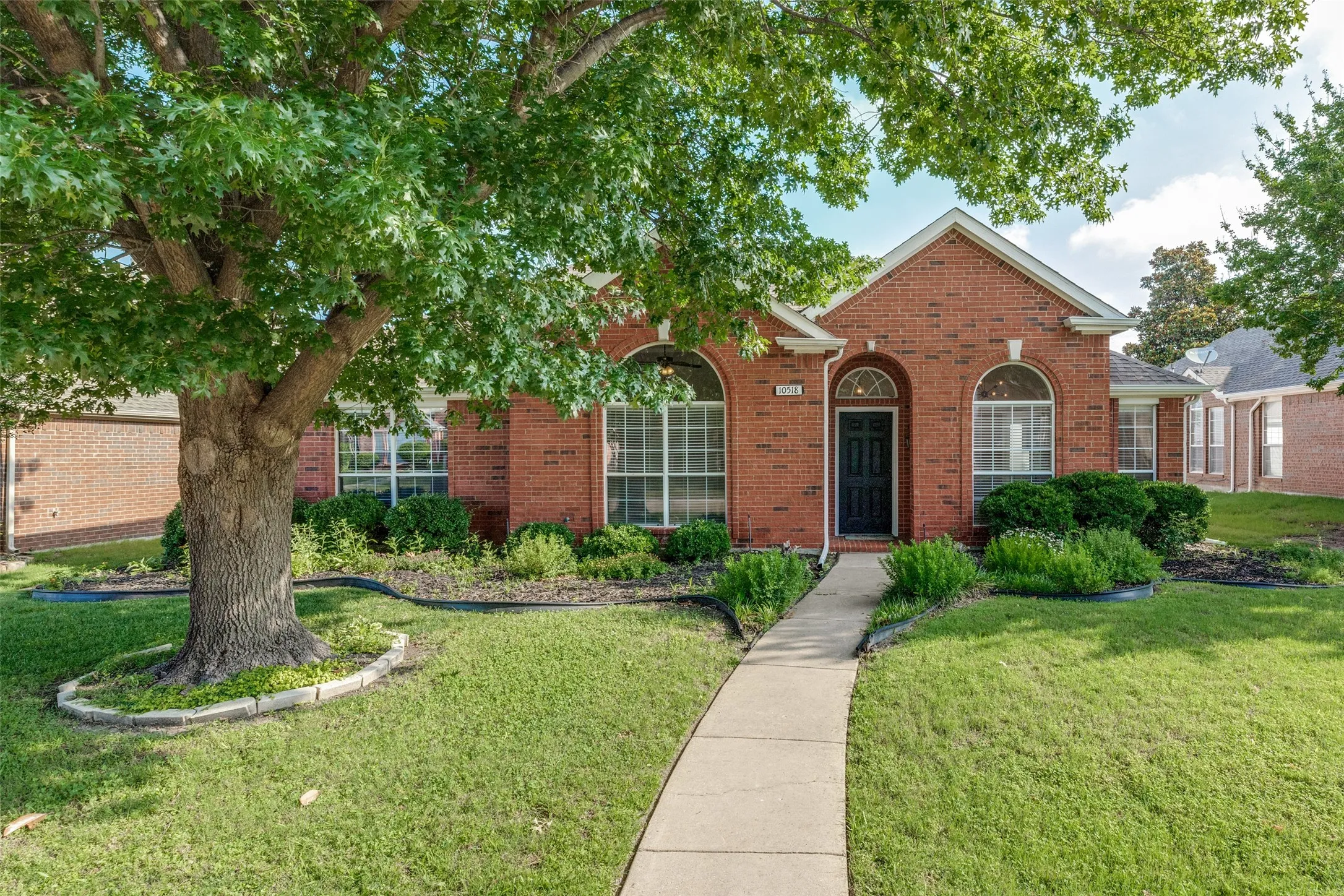 Single Family Residence For Sale in Collin County , 10518 Brandenberg Drive, Frisco, Texas 75035, 3 Bedroom, 2 Bathroom, 2 Garage spaces, 1,705 Sqft, built in 1996, mls#21291253, Real Estate Agent in Frisco, Homes For Sale in Collin county, Homes For Sale in Frisco, Realtor in Frisco Texas, Real Estate Brokerage Independent Realty Texas, Luminita Cordes Realtor