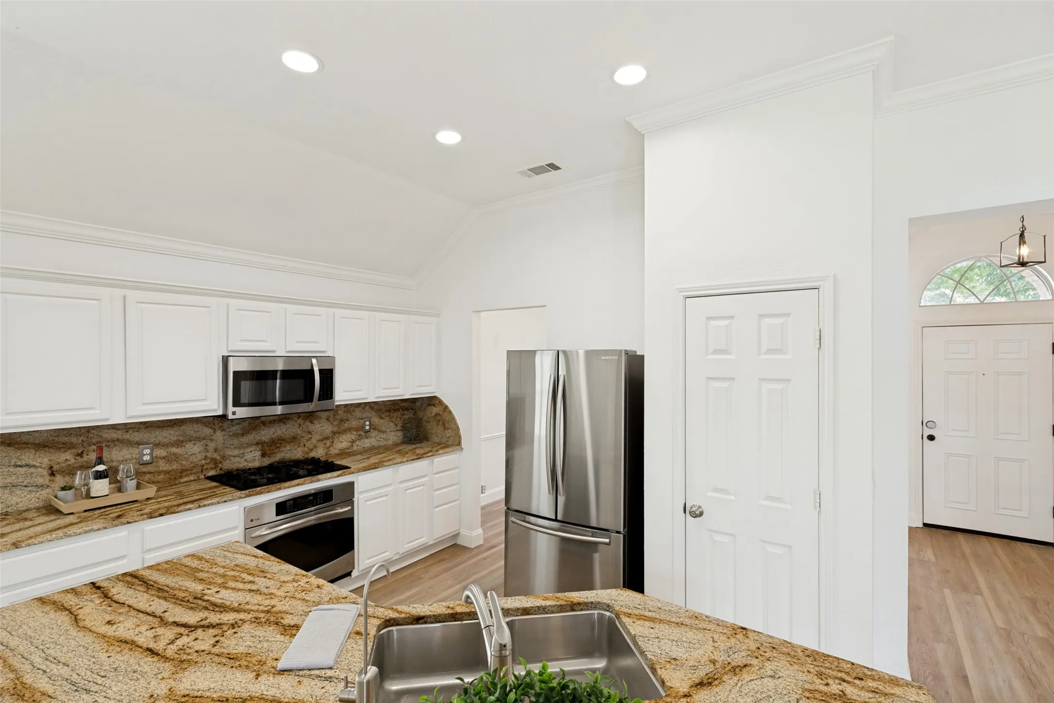 Single Family Residence For Sale in Collin County , 10518 Brandenberg Drive, Frisco, Texas 75035, 3 Bedroom, 2 Bathroom, 2 Garage spaces, 1,705 Sqft, built in 1996, mls#21291253, Real Estate Agent in Frisco, Homes For Sale in Collin county, Homes For Sale in Frisco, Realtor in Frisco Texas, Real Estate Brokerage Independent Realty Texas, Luminita Cordes Realtor