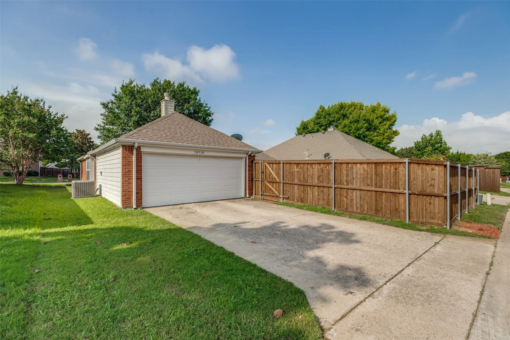 Single Family Residence For Sale in Collin County , 10518 Brandenberg Drive, Frisco, Texas 75035, 3 Bedroom, 2 Bathroom, 2 Garage spaces, 1,705 Sqft, built in 1996, mls#21291253, Real Estate Agent in Frisco, Homes For Sale in Collin county, Homes For Sale in Frisco, Realtor in Frisco Texas, Real Estate Brokerage Independent Realty Texas, Luminita Cordes Realtor