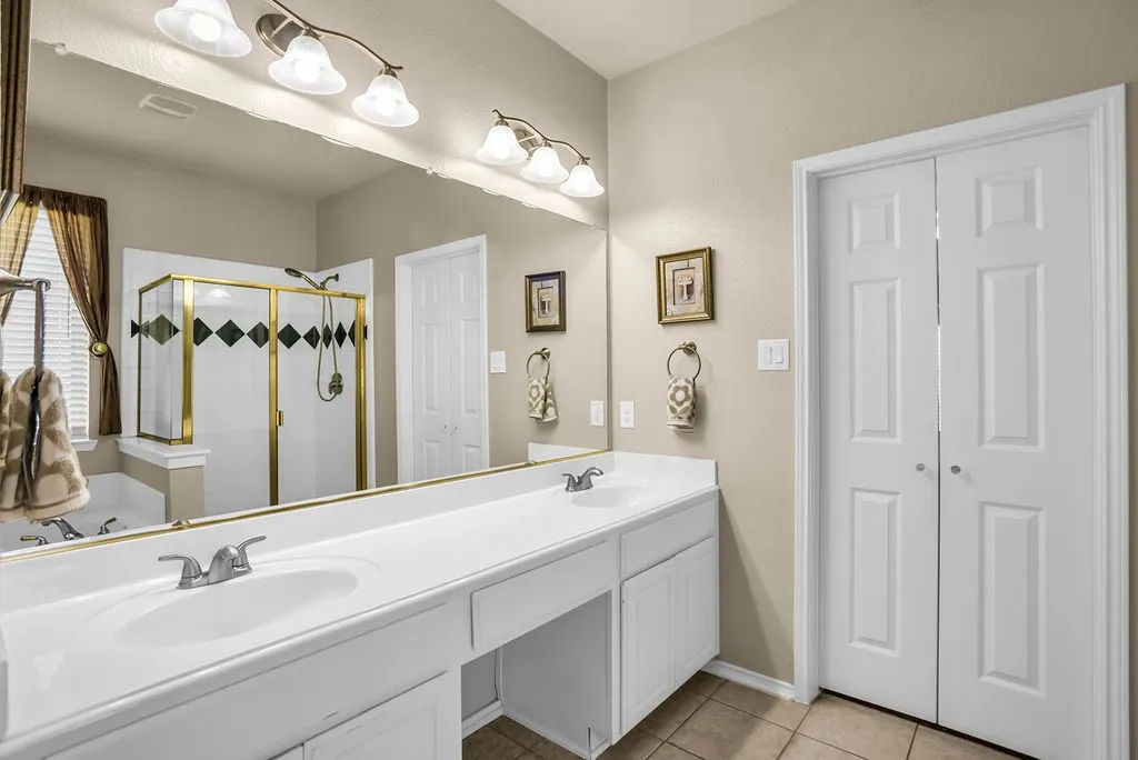 Single Family Residence For Sale in Collin County , 5700 White Pine Drive, Mc Kinney, Texas 75070, 4 Bedroom, 3 Bathroom, 3 Garage spaces, 3,002 Sqft, built in 2000, mls#21279465, Real Estate Agent in Mc Kinney, Homes For Sale in Collin county, Homes For Sale in Mc Kinney, Realtor in Mc Kinney Texas, Real Estate Brokerage Independent Realty Texas, Luminita Cordes Realtor