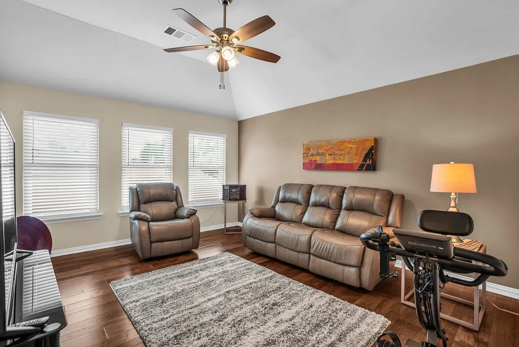 Single Family Residence For Sale in Collin County , 5700 White Pine Drive, Mc Kinney, Texas 75070, 4 Bedroom, 3 Bathroom, 3 Garage spaces, 3,002 Sqft, built in 2000, mls#21279465, Real Estate Agent in Mc Kinney, Homes For Sale in Collin county, Homes For Sale in Mc Kinney, Realtor in Mc Kinney Texas, Real Estate Brokerage Independent Realty Texas, Luminita Cordes Realtor