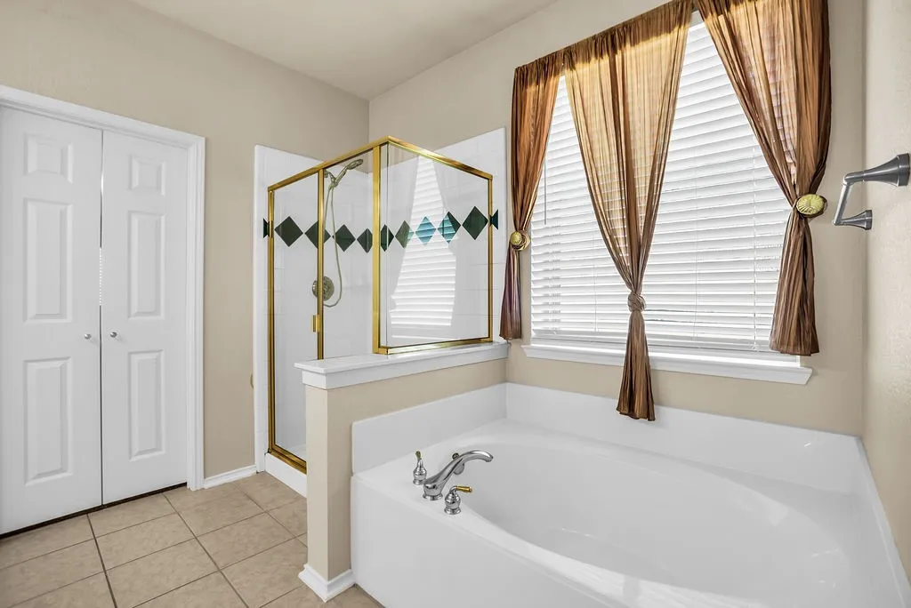 Single Family Residence For Sale in Collin County , 5700 White Pine Drive, Mc Kinney, Texas 75070, 4 Bedroom, 3 Bathroom, 3 Garage spaces, 3,002 Sqft, built in 2000, mls#21279465, Real Estate Agent in Mc Kinney, Homes For Sale in Collin county, Homes For Sale in Mc Kinney, Realtor in Mc Kinney Texas, Real Estate Brokerage Independent Realty Texas, Luminita Cordes Realtor
