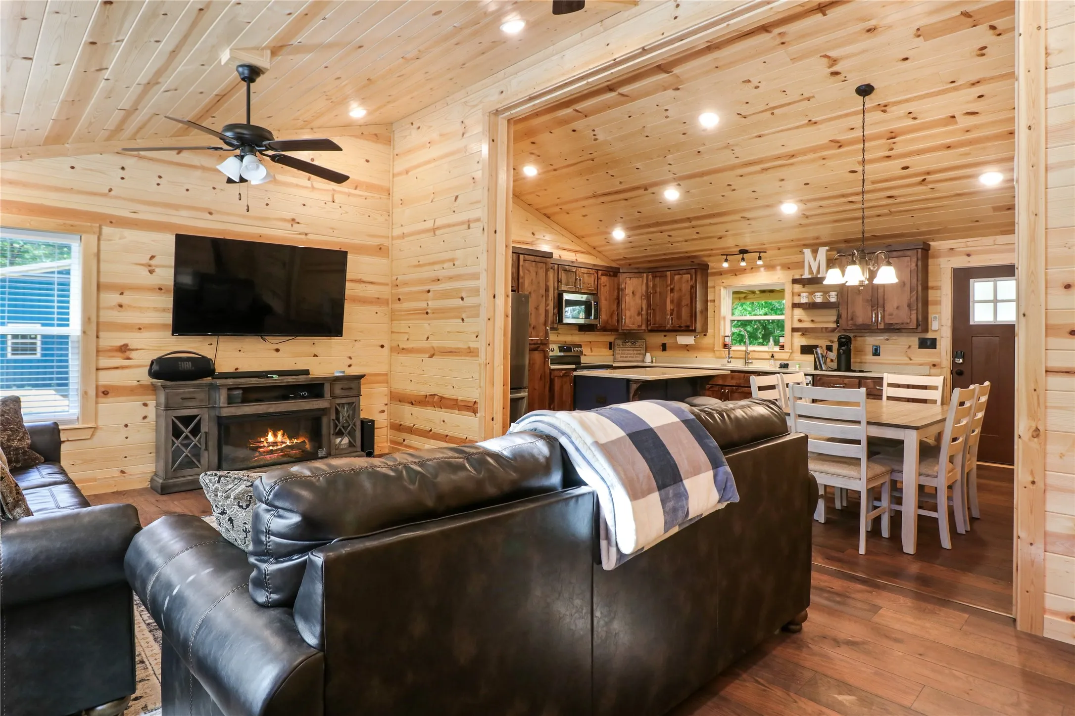 Single Family Residence For Sale in Anderson County , 351 Private Road 6294, Palestine, Texas 75801, 3 Bedroom, 2 Bathroom, Garage spaces, 1,344 Sqft, built in 2023, mls#21288656, Real Estate Agent in Palestine, Homes For Sale in Anderson county, Homes For Sale in Palestine, Realtor in Palestine Texas, Real Estate Brokerage Independent Realty Texas, Luminita Cordes Realtor