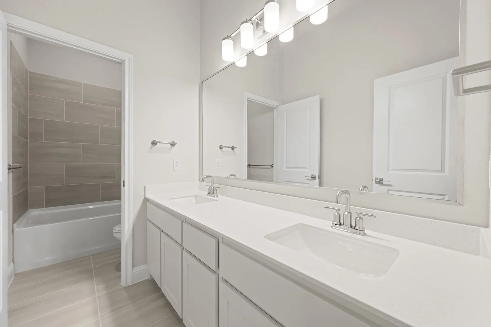 DFW-Mockingbird Hills-Concept 2267-10 Osprey Street- Bathroom- Risewell Homes