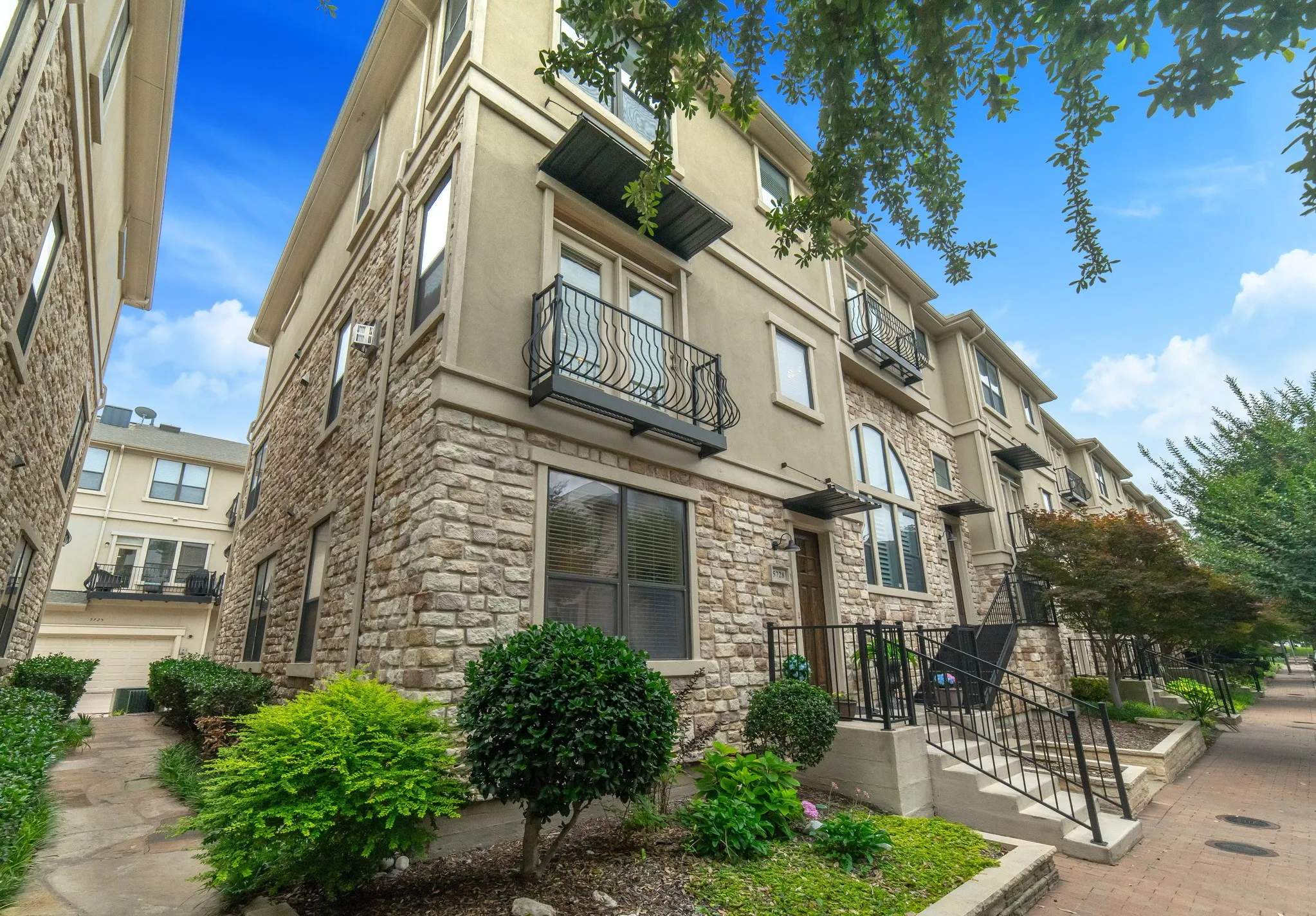 Townhouse For Sale in Collin County , 5728 Robbie Road, Plano, Texas 75024, 3 Bedroom, 4 Bathroom, 2 Garage spaces, 2,050 Sqft, built in 2006, mls#21286984, Real Estate Agent in Plano, Homes For Sale in Collin county, Homes For Sale in Plano, Realtor in Plano Texas, Real Estate Brokerage Independent Realty Texas, Luminita Cordes Realtor