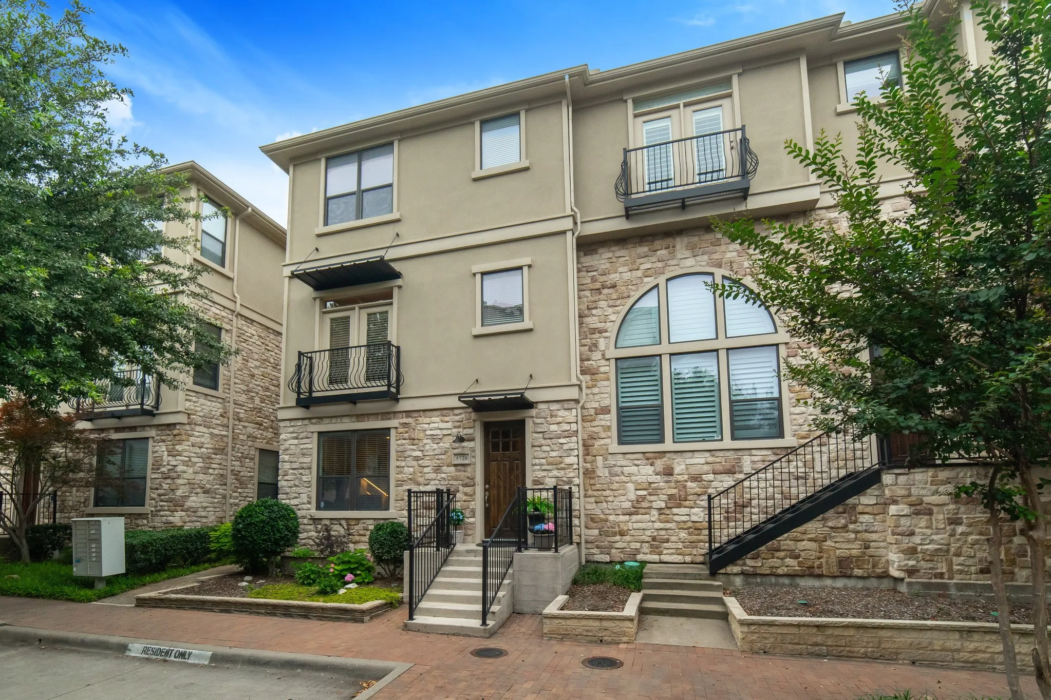 Townhouse For Sale in Collin County , 5728 Robbie Road, Plano, Texas 75024, 3 Bedroom, 4 Bathroom, 2 Garage spaces, 2,050 Sqft, built in 2006, mls#21286984, Real Estate Agent in Plano, Homes For Sale in Collin county, Homes For Sale in Plano, Realtor in Plano Texas, Real Estate Brokerage Independent Realty Texas, Luminita Cordes Realtor