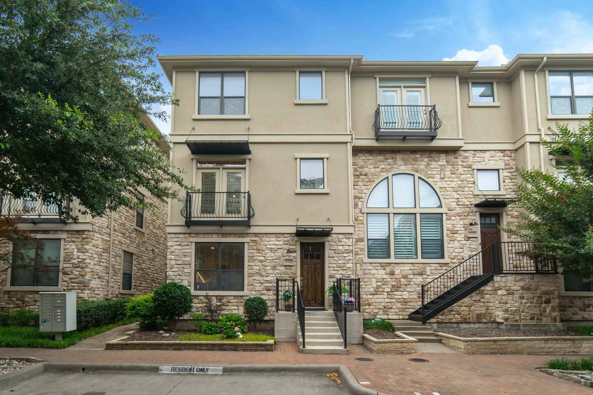 Townhouse For Sale in Collin County , 5728 Robbie Road, Plano, Texas 75024, 3 Bedroom, 4 Bathroom, 2 Garage spaces, 2,050 Sqft, built in 2006, mls#21286984, Real Estate Agent in Plano, Homes For Sale in Collin county, Homes For Sale in Plano, Realtor in Plano Texas, Real Estate Brokerage Independent Realty Texas, Luminita Cordes Realtor