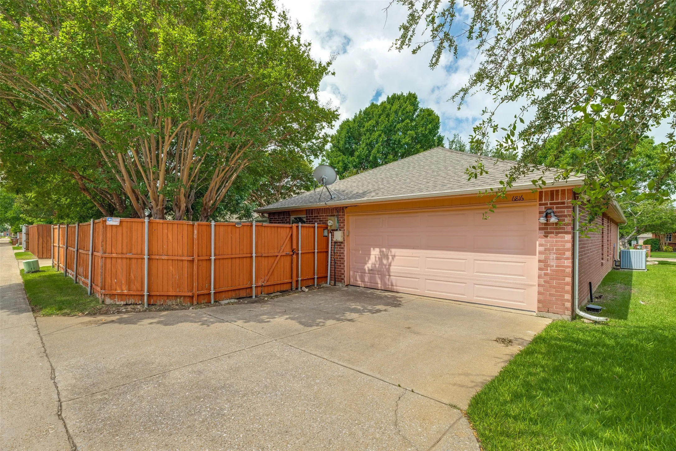 Single Family Residence For Sale in Collin County , 6816 Aimpoint Drive, Plano, Texas 75023, 4 Bedroom, 2 Bathroom, 2 Garage spaces, 2,153 Sqft, built in 1987, mls#21291927, Real Estate Agent in Plano, Homes For Sale in Collin county, Homes For Sale in Plano, Realtor in Plano Texas, Real Estate Brokerage Independent Realty Texas, Luminita Cordes Realtor