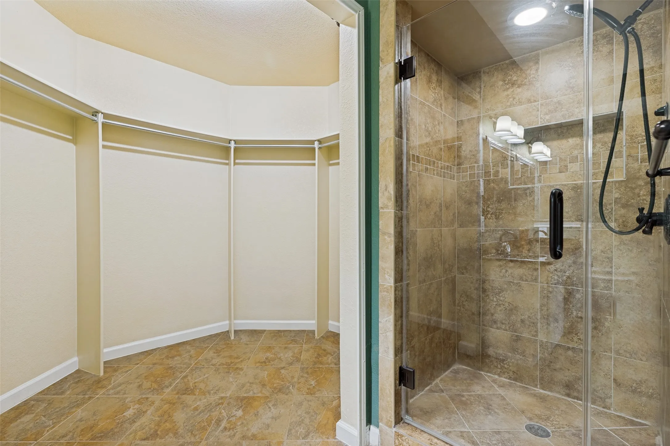 Single Family Residence For Sale in Collin County , 6816 Aimpoint Drive, Plano, Texas 75023, 4 Bedroom, 2 Bathroom, 2 Garage spaces, 2,153 Sqft, built in 1987, mls#21291927, Real Estate Agent in Plano, Homes For Sale in Collin county, Homes For Sale in Plano, Realtor in Plano Texas, Real Estate Brokerage Independent Realty Texas, Luminita Cordes Realtor