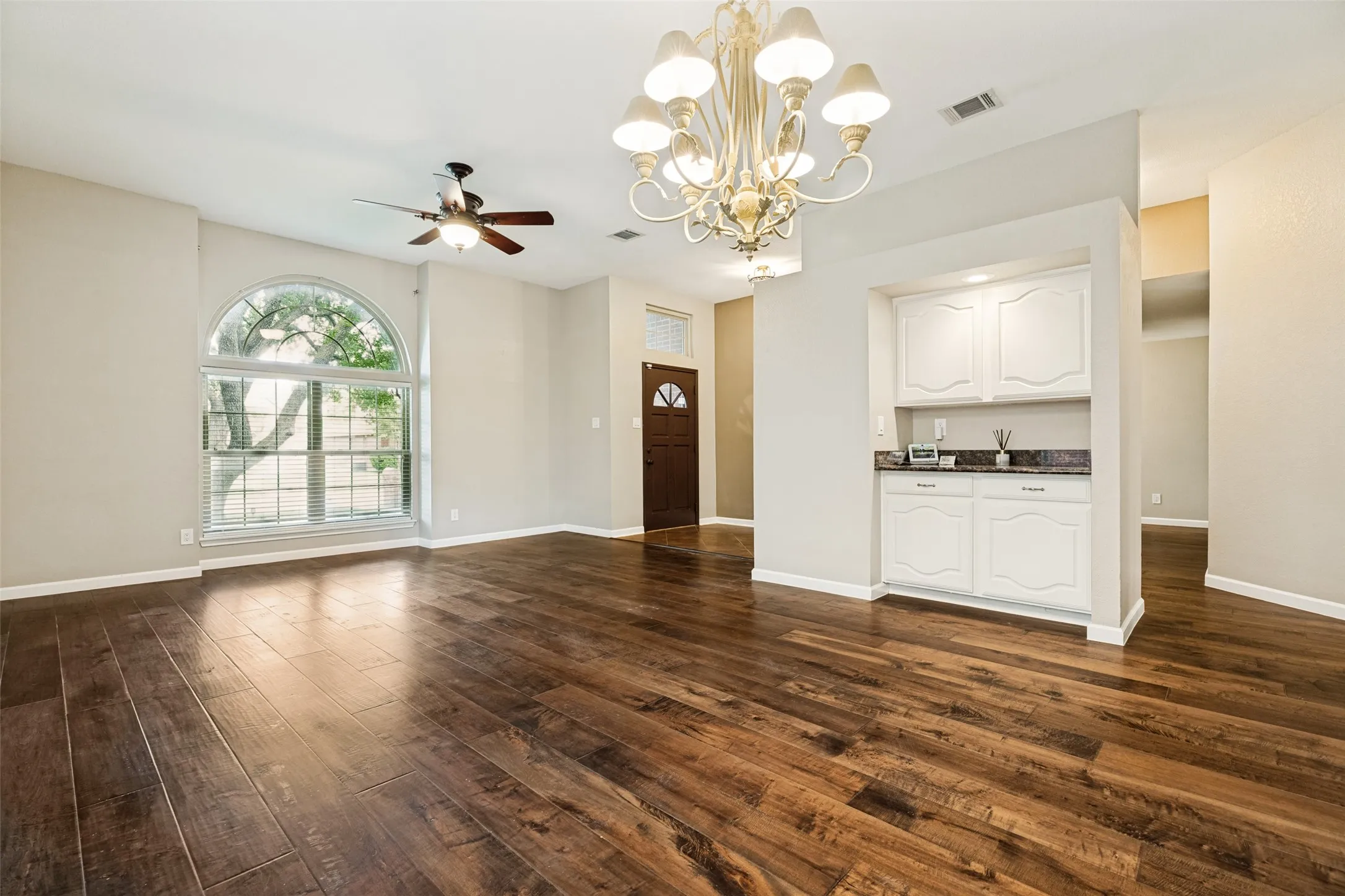 Single Family Residence For Sale in Collin County , 6816 Aimpoint Drive, Plano, Texas 75023, 4 Bedroom, 2 Bathroom, 2 Garage spaces, 2,153 Sqft, built in 1987, mls#21291927, Real Estate Agent in Plano, Homes For Sale in Collin county, Homes For Sale in Plano, Realtor in Plano Texas, Real Estate Brokerage Independent Realty Texas, Luminita Cordes Realtor