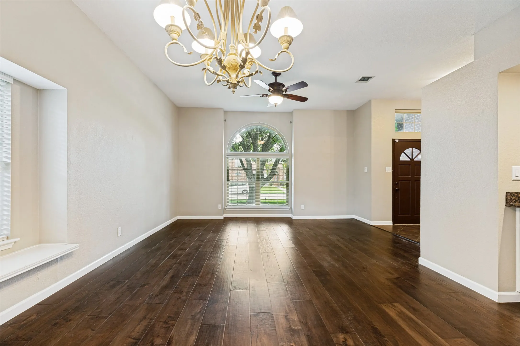Single Family Residence For Sale in Collin County , 6816 Aimpoint Drive, Plano, Texas 75023, 4 Bedroom, 2 Bathroom, 2 Garage spaces, 2,153 Sqft, built in 1987, mls#21291927, Real Estate Agent in Plano, Homes For Sale in Collin county, Homes For Sale in Plano, Realtor in Plano Texas, Real Estate Brokerage Independent Realty Texas, Luminita Cordes Realtor