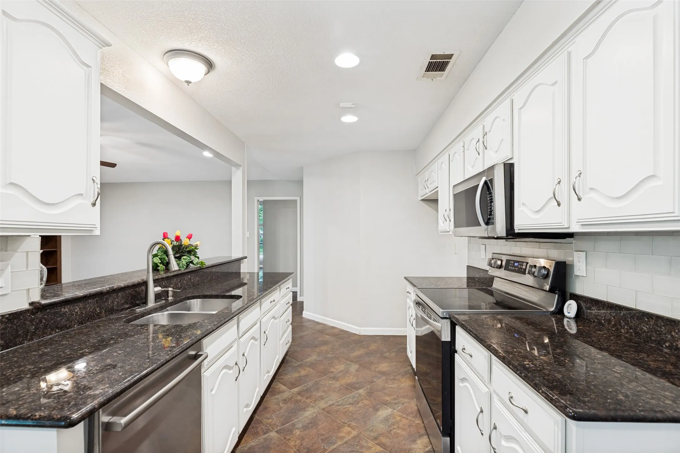 Single Family Residence For Sale in Collin County , 6816 Aimpoint Drive, Plano, Texas 75023, 4 Bedroom, 2 Bathroom, 2 Garage spaces, 2,153 Sqft, built in 1987, mls#21291927, Real Estate Agent in Plano, Homes For Sale in Collin county, Homes For Sale in Plano, Realtor in Plano Texas, Real Estate Brokerage Independent Realty Texas, Luminita Cordes Realtor