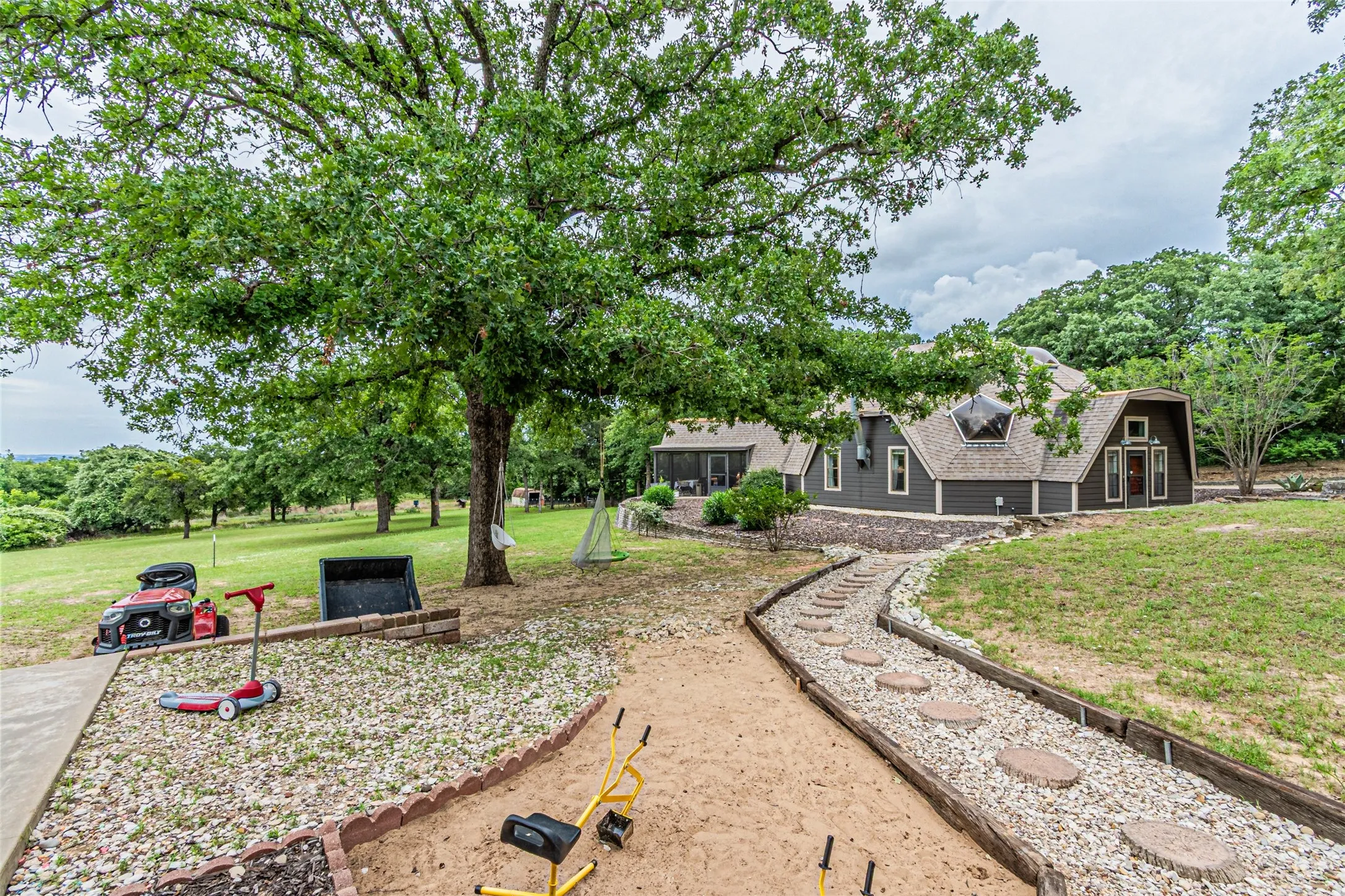 Single Family Residence For Sale in Hood County , 4505 Hunters Glen Court, Granbury, Texas 76048, 4 Bedrooms, 4 Bathrooms, 3 Garage spaces, 3,164 Sqft, built in 1984, Price $649,900, mls#21290680, Real Estate Agent in Granbury, Homes For Sale in Hood county, Homes For Sale in Granbury, Realtor in Granbury Texas, Real Estate Brokerage Independent Realty Texas, Luminita Cordes Realtor