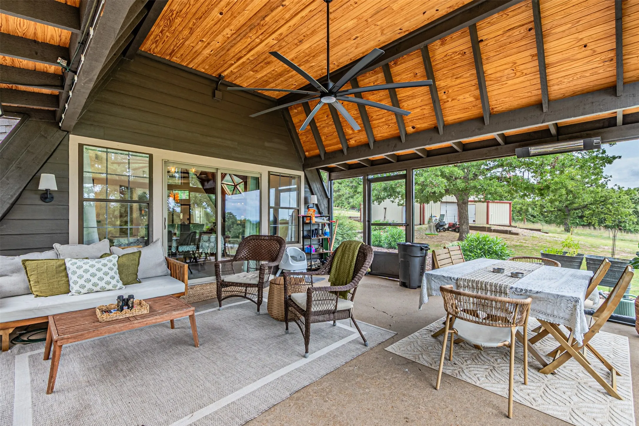 Single Family Residence For Sale in Hood County , 4505 Hunters Glen Court, Granbury, Texas 76048, 4 Bedrooms, 4 Bathrooms, 3 Garage spaces, 3,164 Sqft, built in 1984, Price $649,900, mls#21290680, Real Estate Agent in Granbury, Homes For Sale in Hood county, Homes For Sale in Granbury, Realtor in Granbury Texas, Real Estate Brokerage Independent Realty Texas, Luminita Cordes Realtor